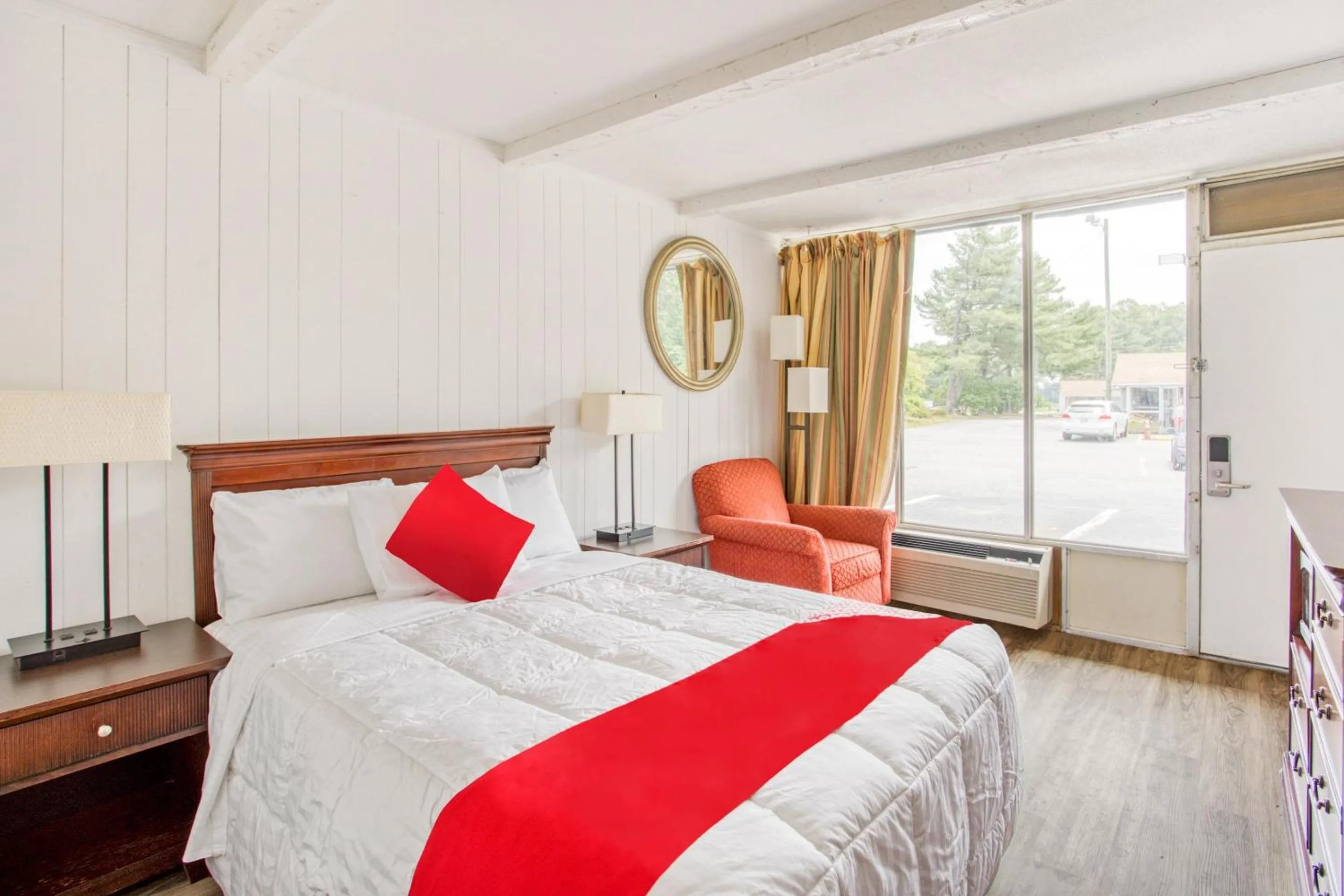 Bedroom, Bed in OYO Inn Kernersville