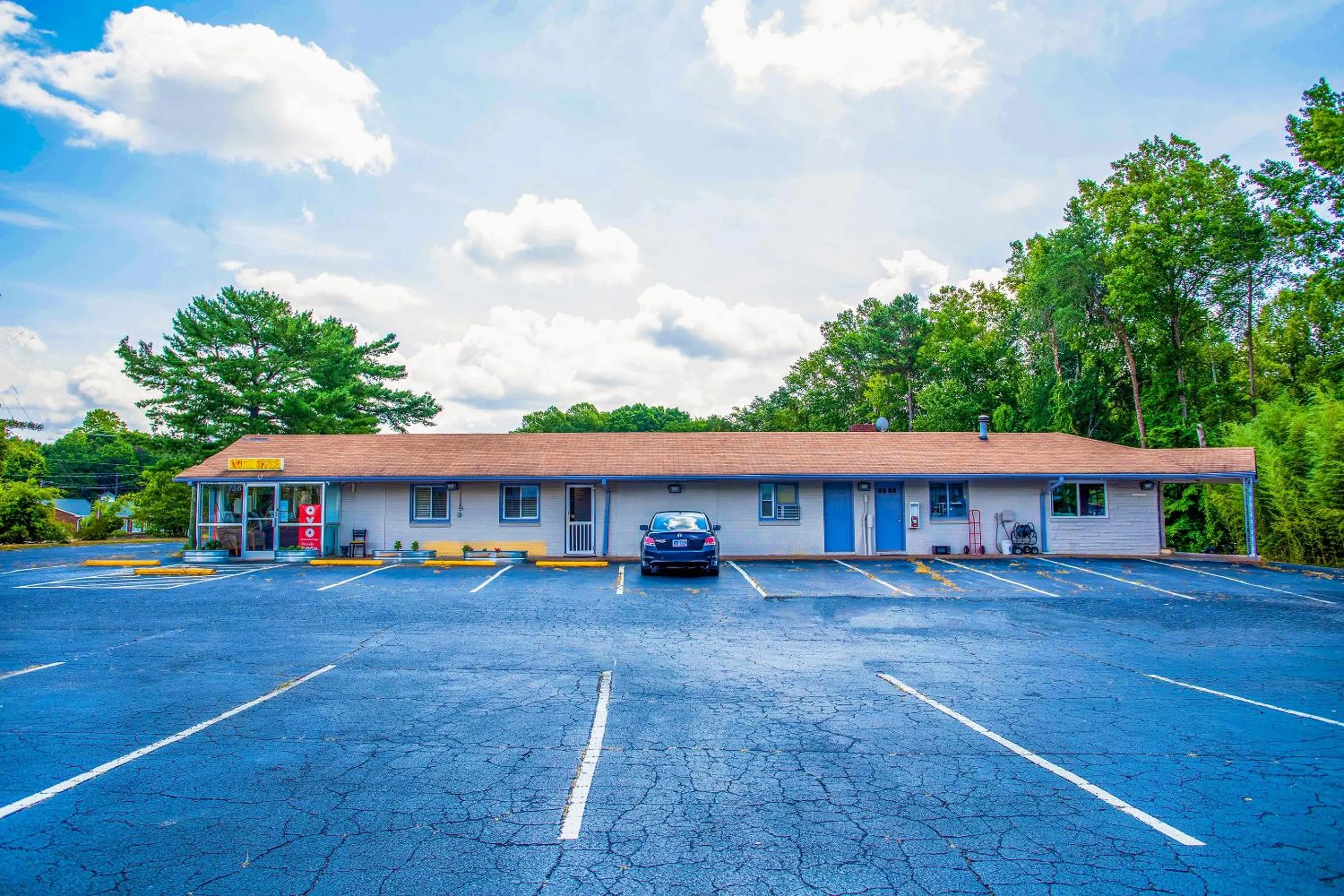 Facade/entrance in OYO Inn Kernersville