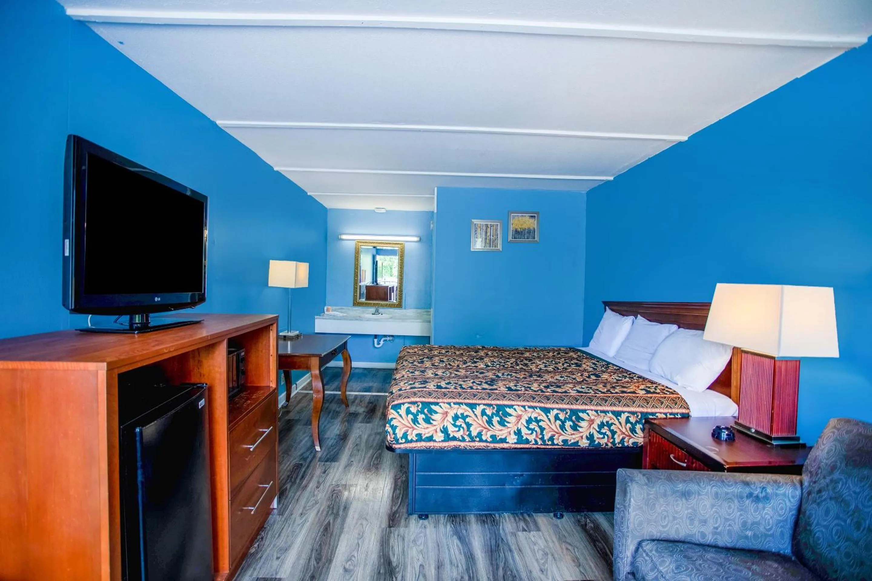 Bedroom, Bed in OYO Inn Kernersville