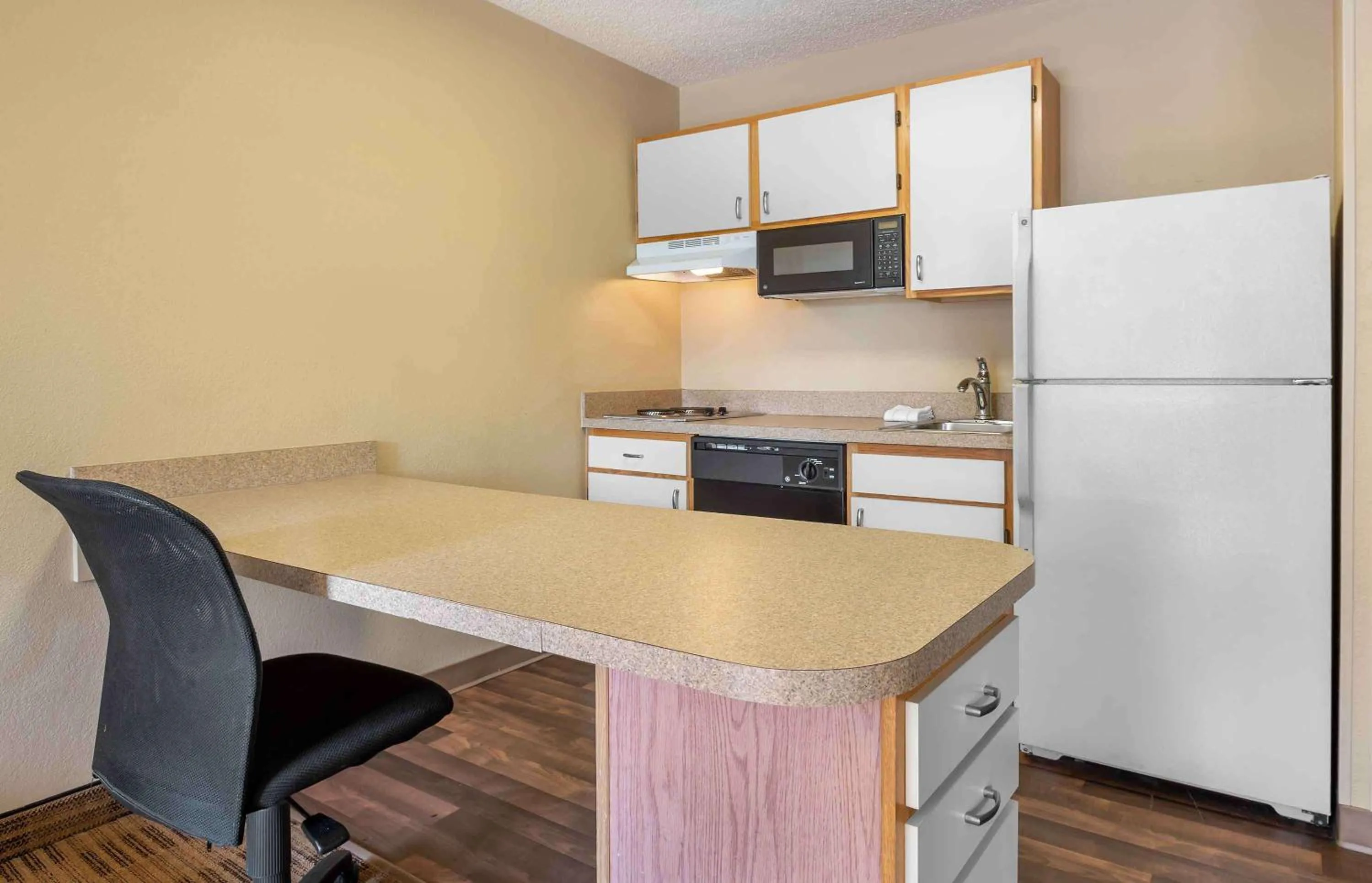 Kitchen or kitchenette in Extended Stay America Suites - Philadelphia - Malvern - Swedesford Rd