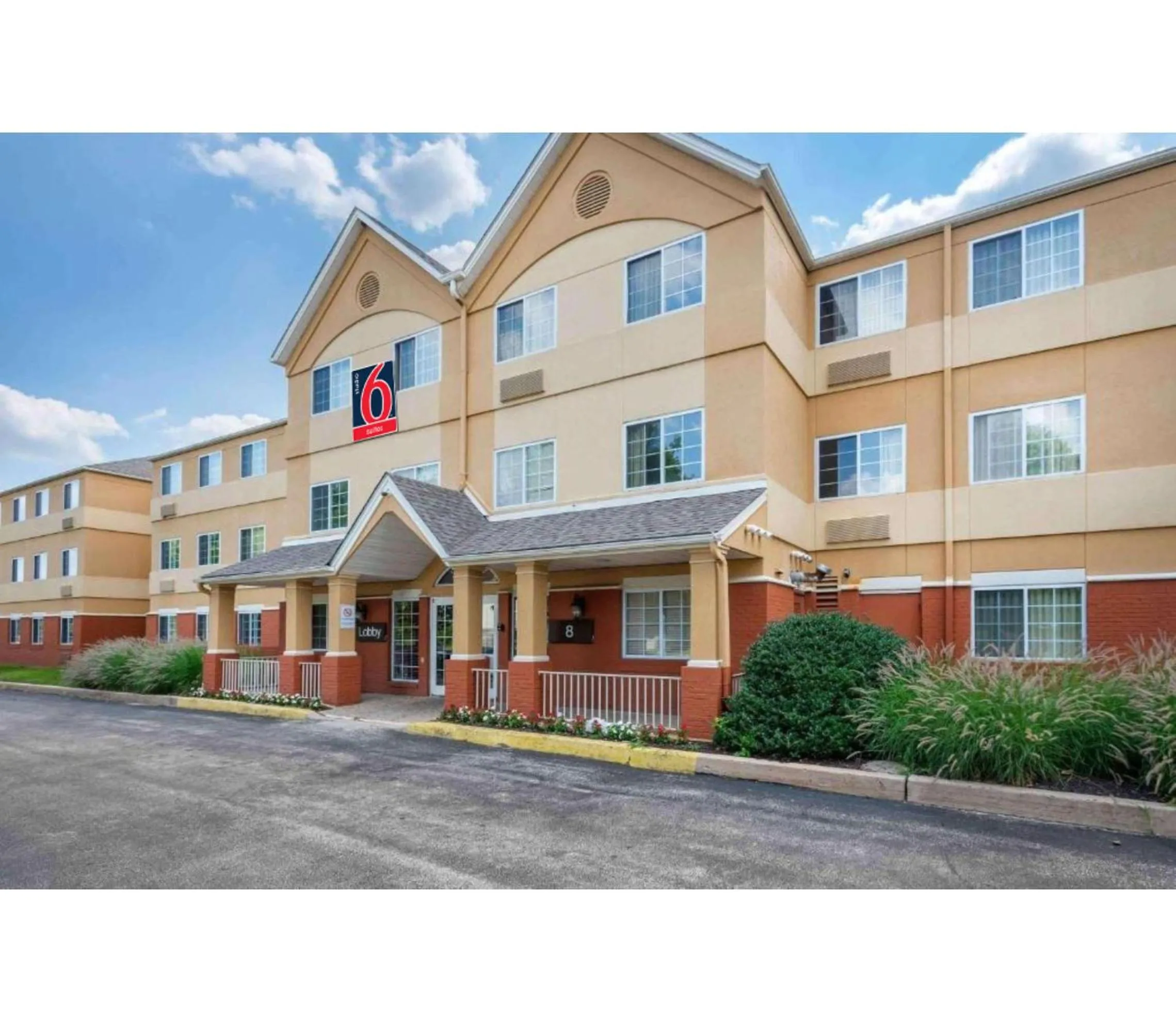 Facade/entrance in Studio 6 Corporate Extended Stay Philadelphia Malvern Swedesford Rd PA