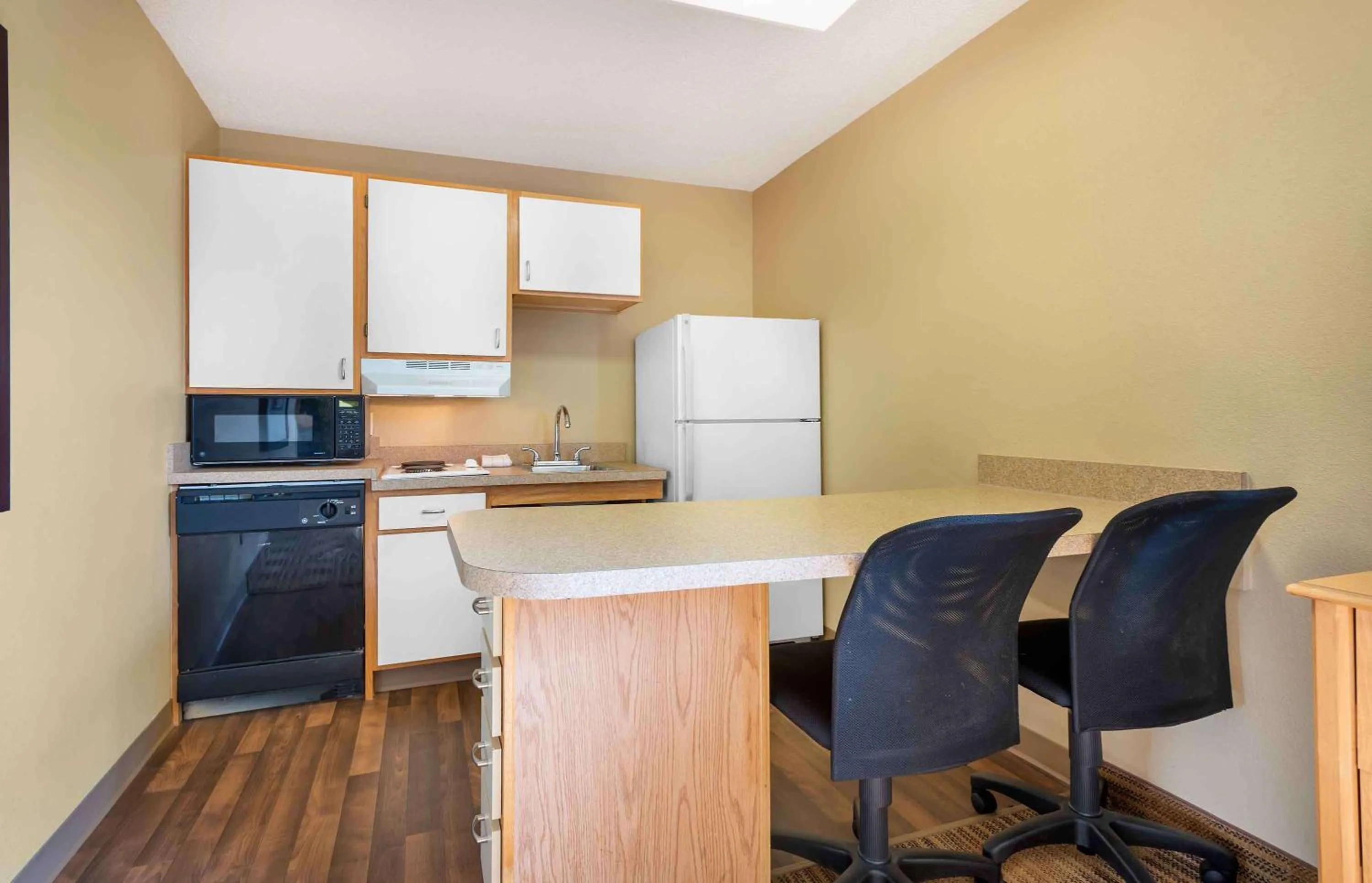Kitchen or kitchenette in Extended Stay America Suites - Philadelphia - Malvern - Swedesford Rd