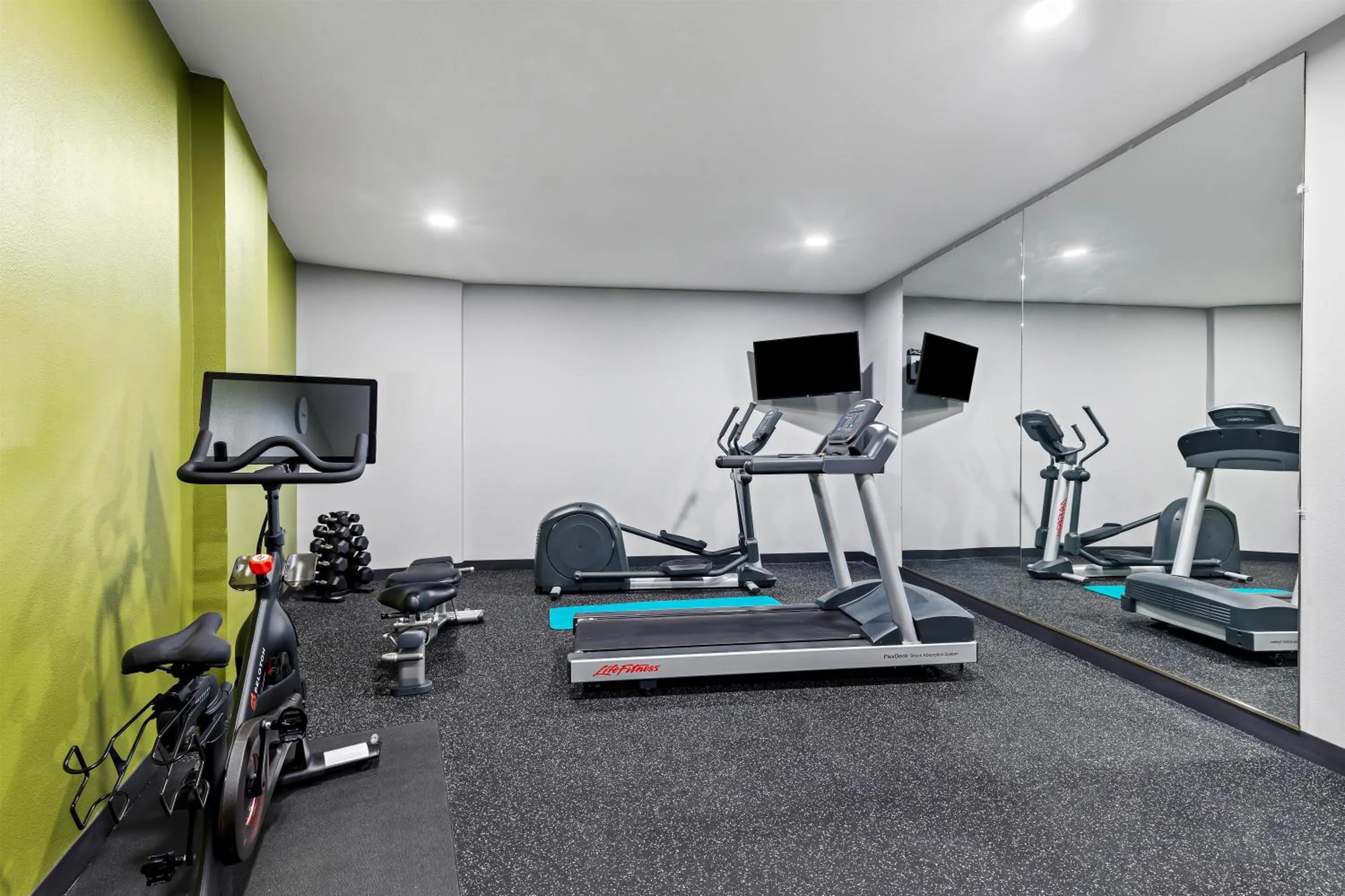 Fitness centre/facilities in Spark By Hilton Redlands