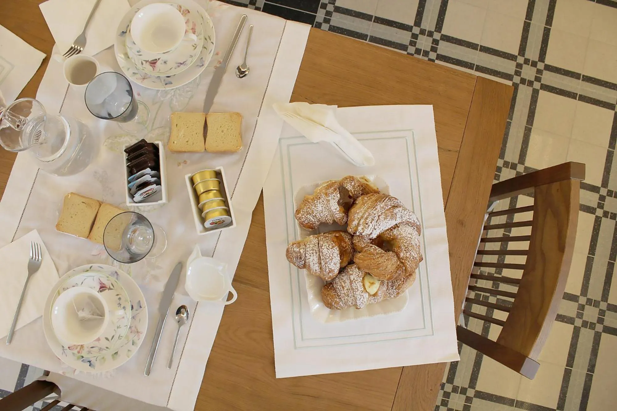 Breakfast in Estlevante B&B