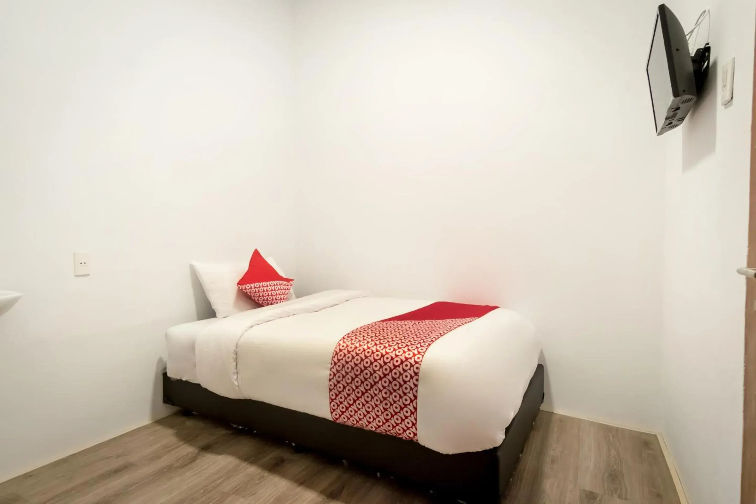 Deluxe Single Room - single occupancy in RedDoorz At Jalan Asia Medan Deluxe Single Room - single occupancy in RedDoorz At Jalan Asia Medan