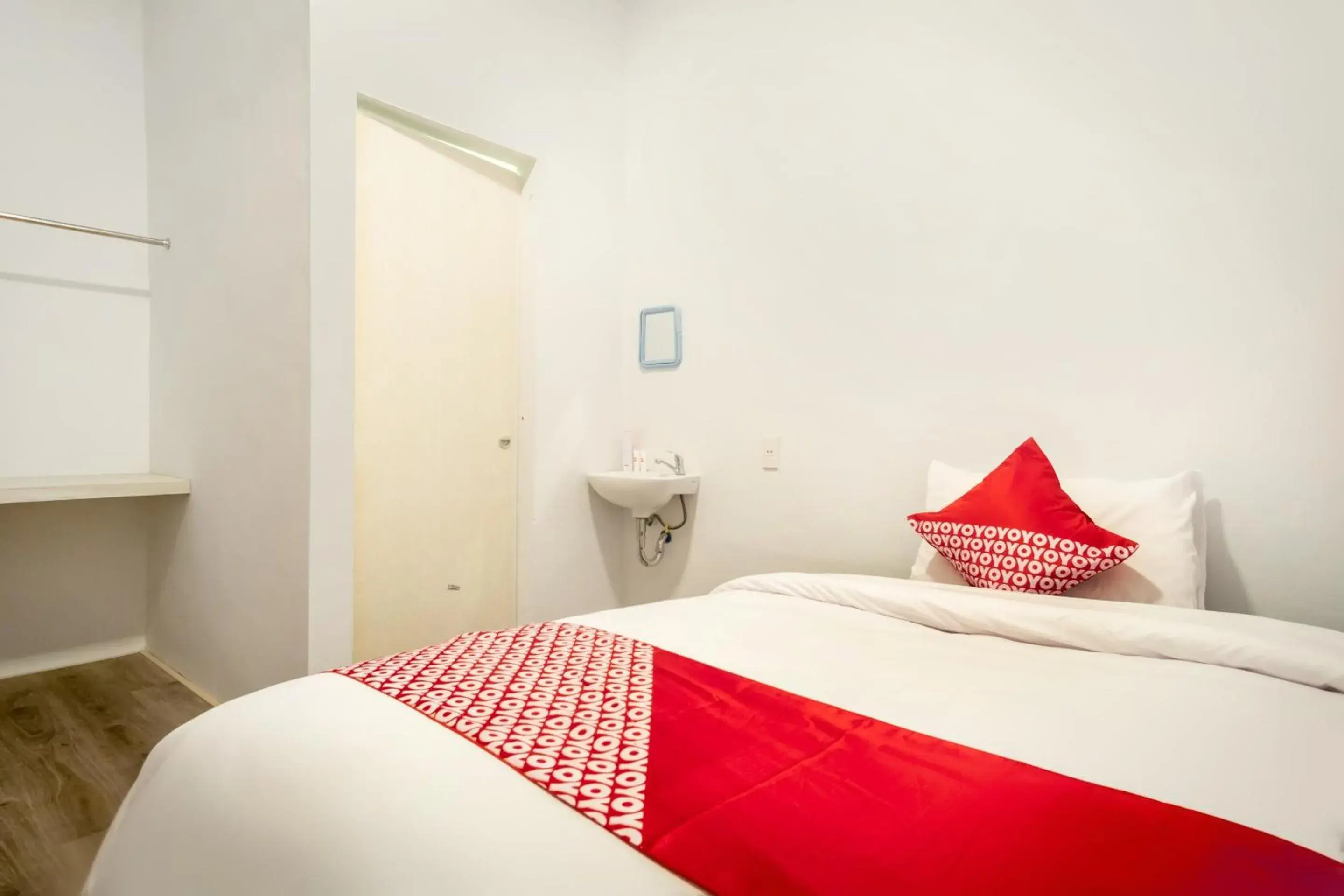 Deluxe Single Room - single occupancy in Hotel O Metropolitan Home Stay Near Thamrin Plaza Deluxe Single Room - single occupancy in Hotel O Metropolitan Home Stay Near Thamrin Plaza