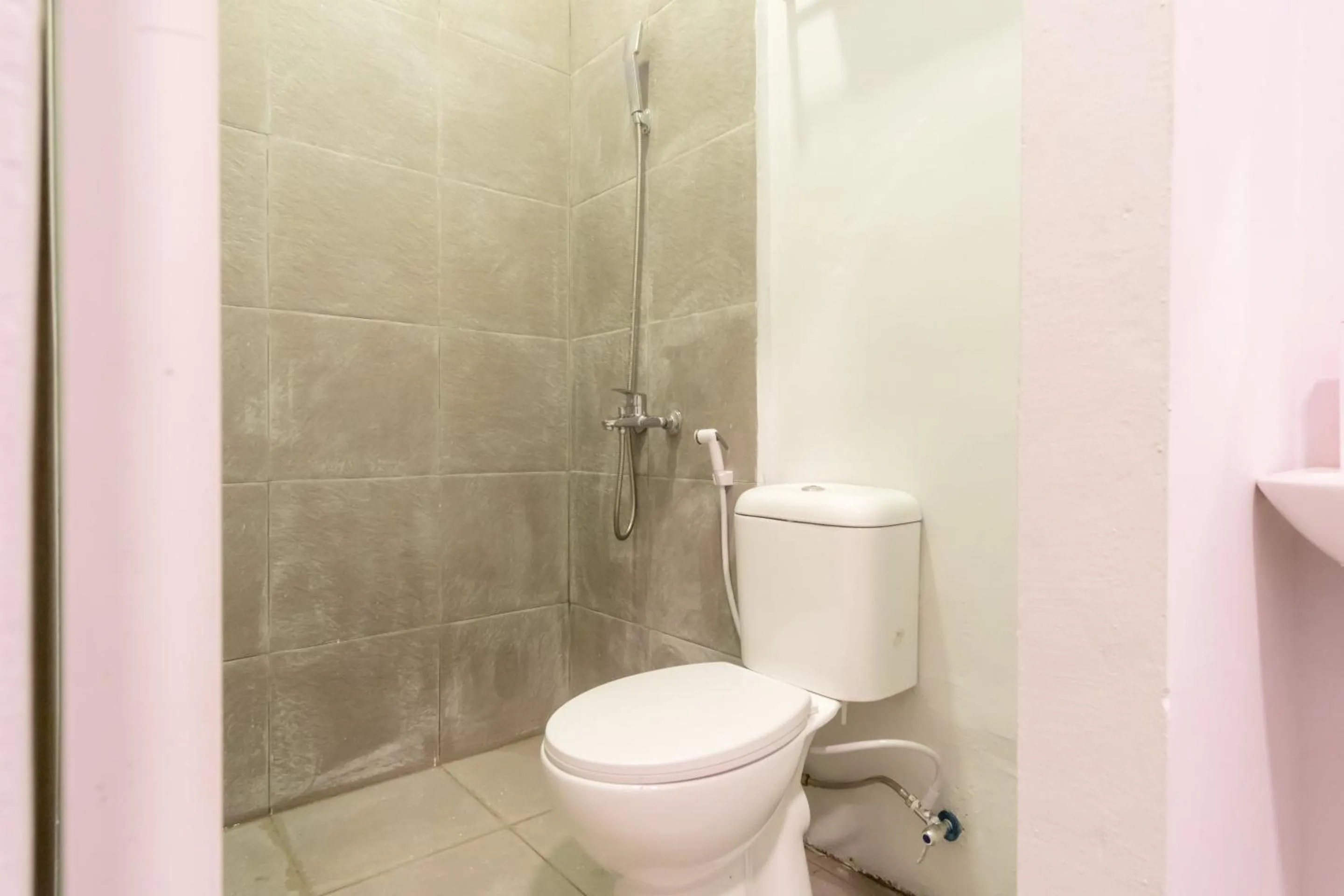 Bathroom in Hotel O Metropolitan Homestay Near Komplek Asia Megamas Medan