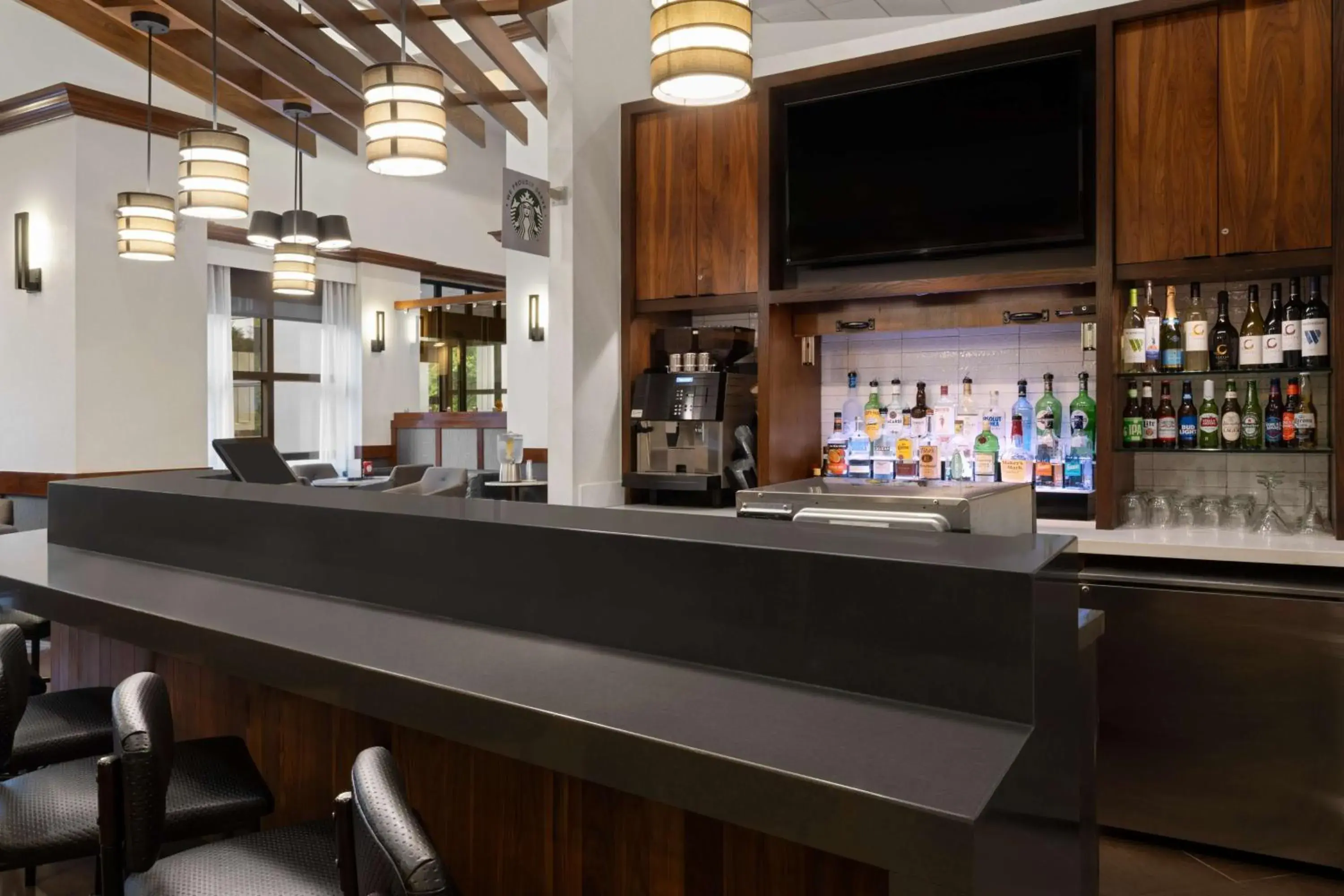 Lounge or bar in Hyatt Place Mystic Lounge or bar in Hyatt Place Mystic