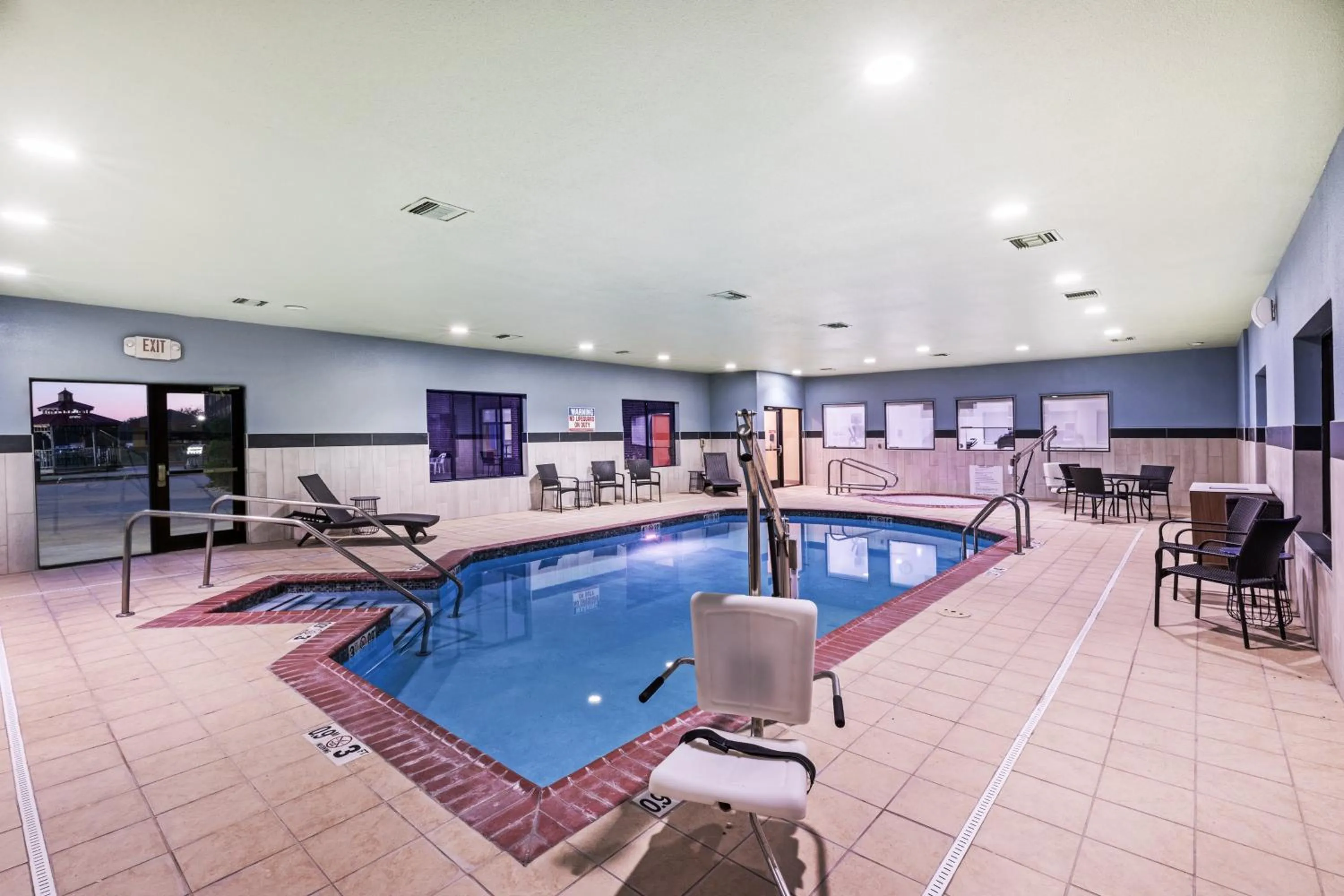 Swimming pool in Holiday Inn Express and Suites Pryor by IHG