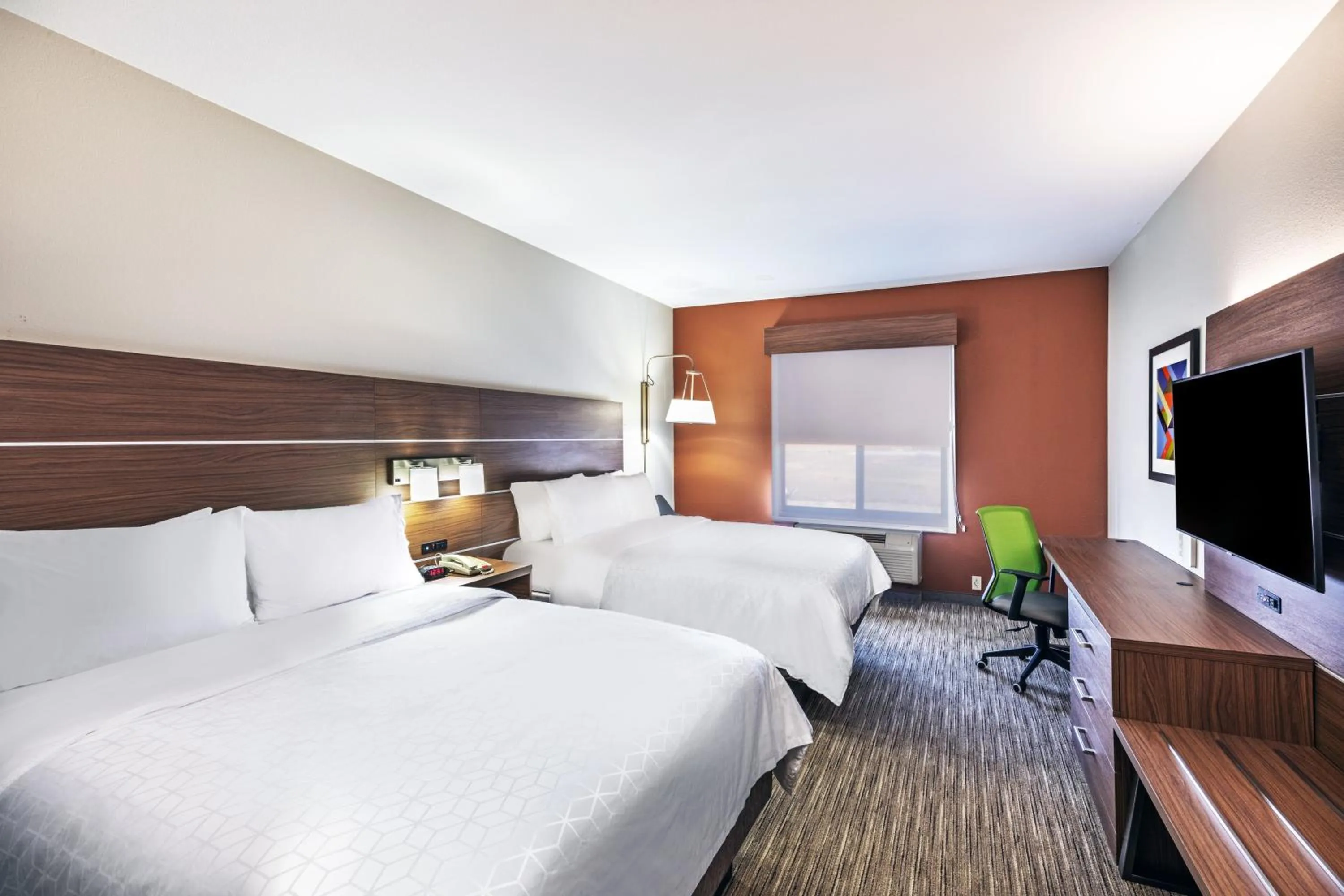 Photo of the whole room, Bed in Holiday Inn Express and Suites Pryor by IHG