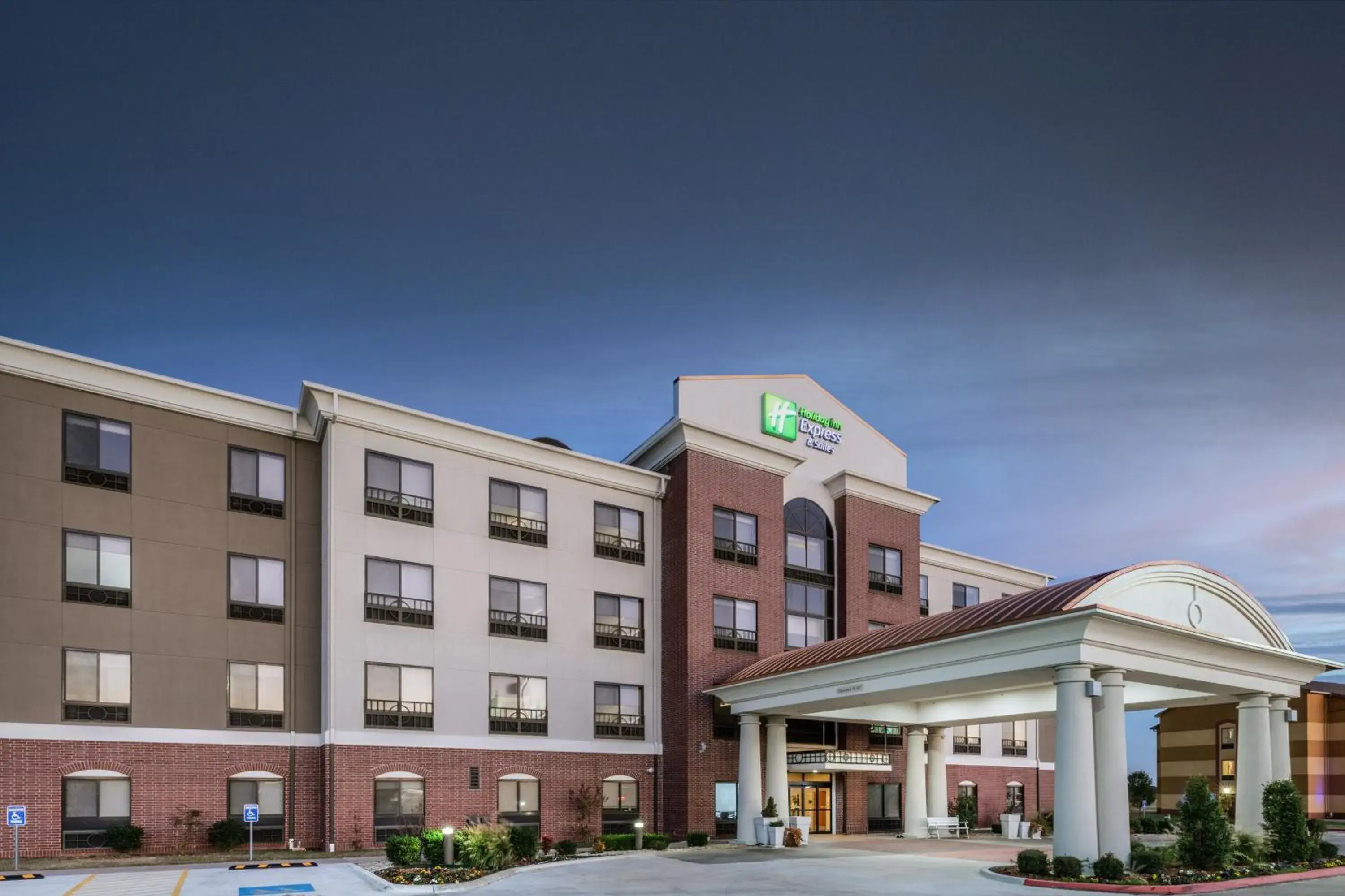 Property building in Holiday Inn Express and Suites Pryor by IHG Property building in Holiday Inn Express and Suites Pryor by IHG