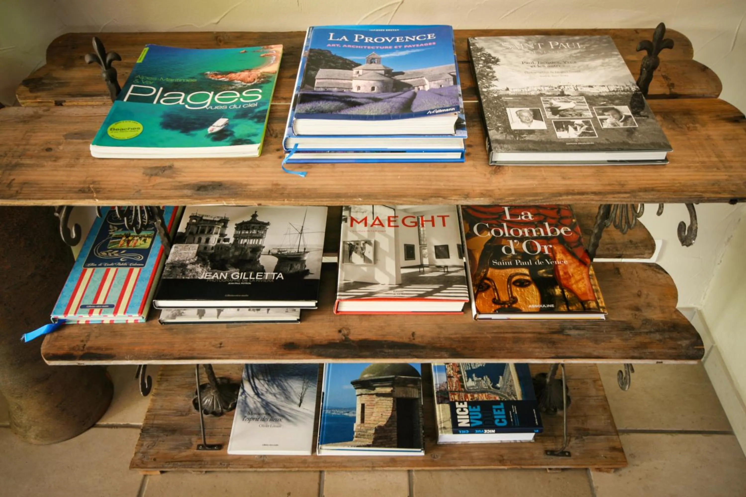 Library in Hotel Marc-Hely