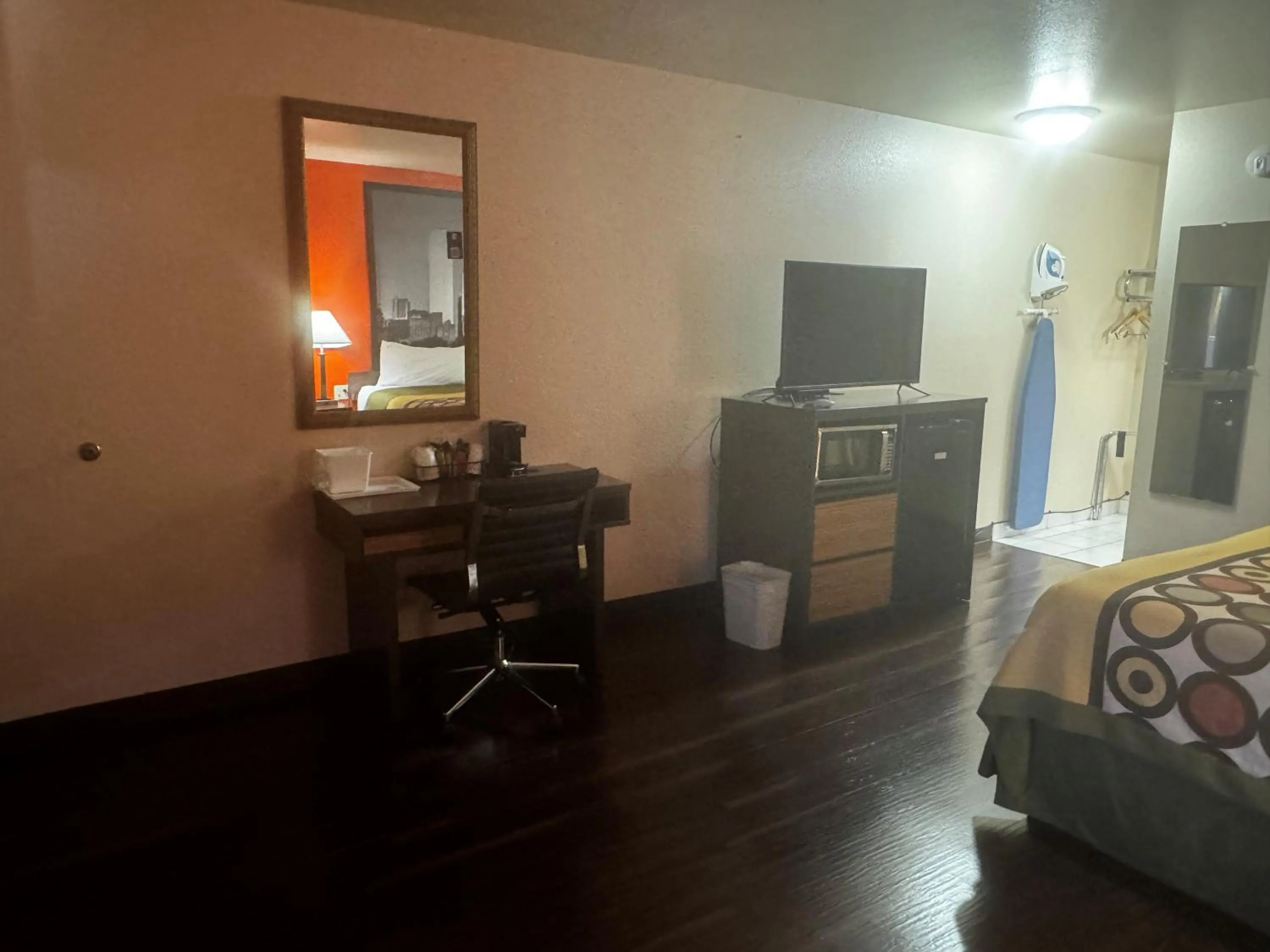 Photo of the whole room, Bed in Super 8 by Wyndham Giddings