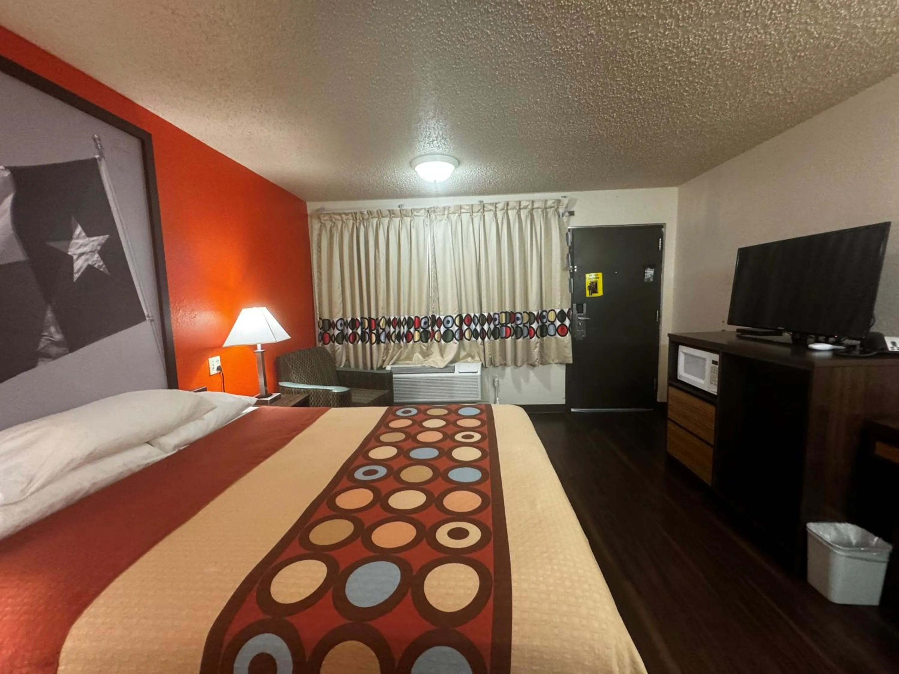 Photo of the whole room, Bed in Super 8 by Wyndham Giddings