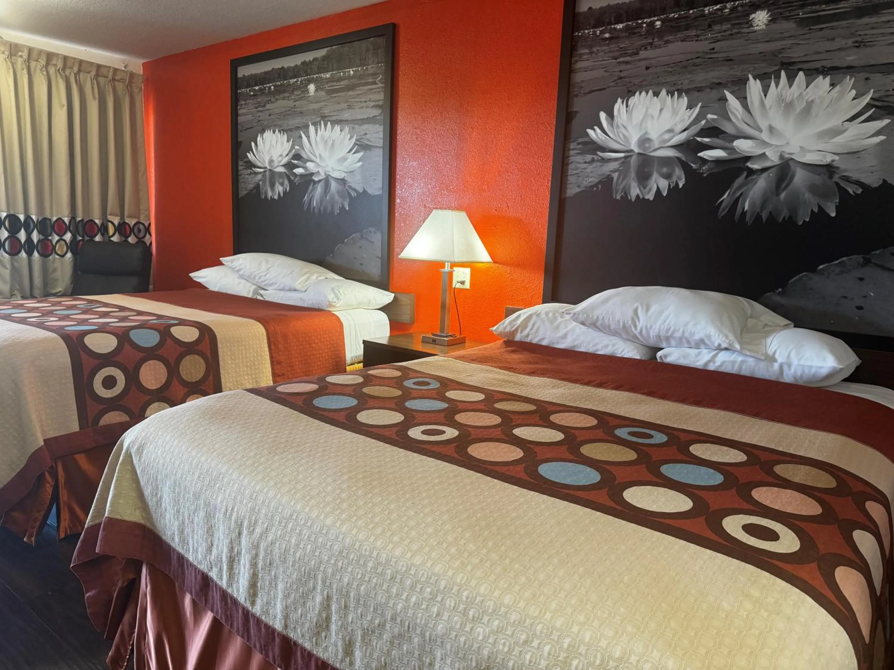 Bed in Super 8 by Wyndham Giddings