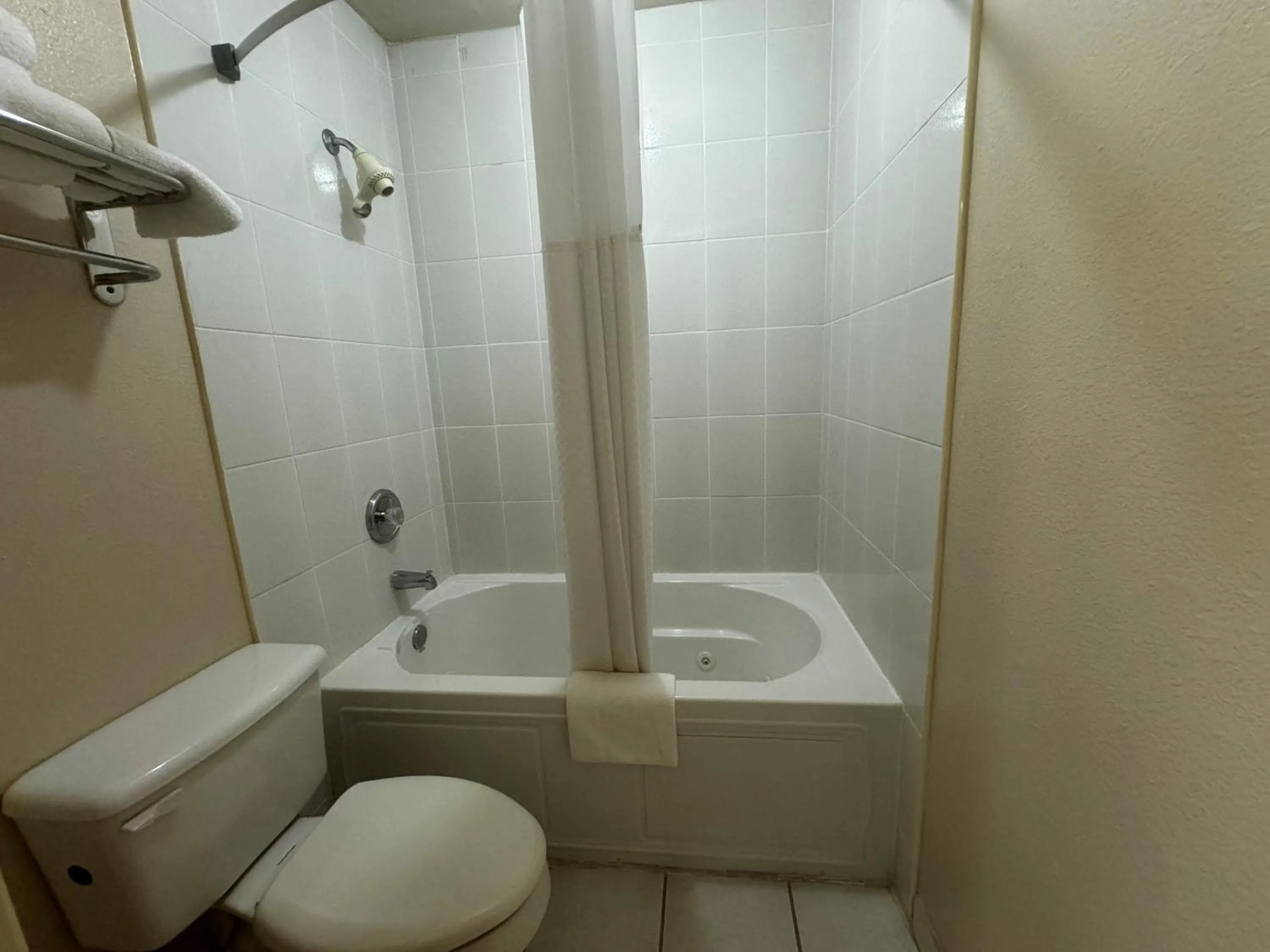 Bathroom in Super 8 by Wyndham Giddings