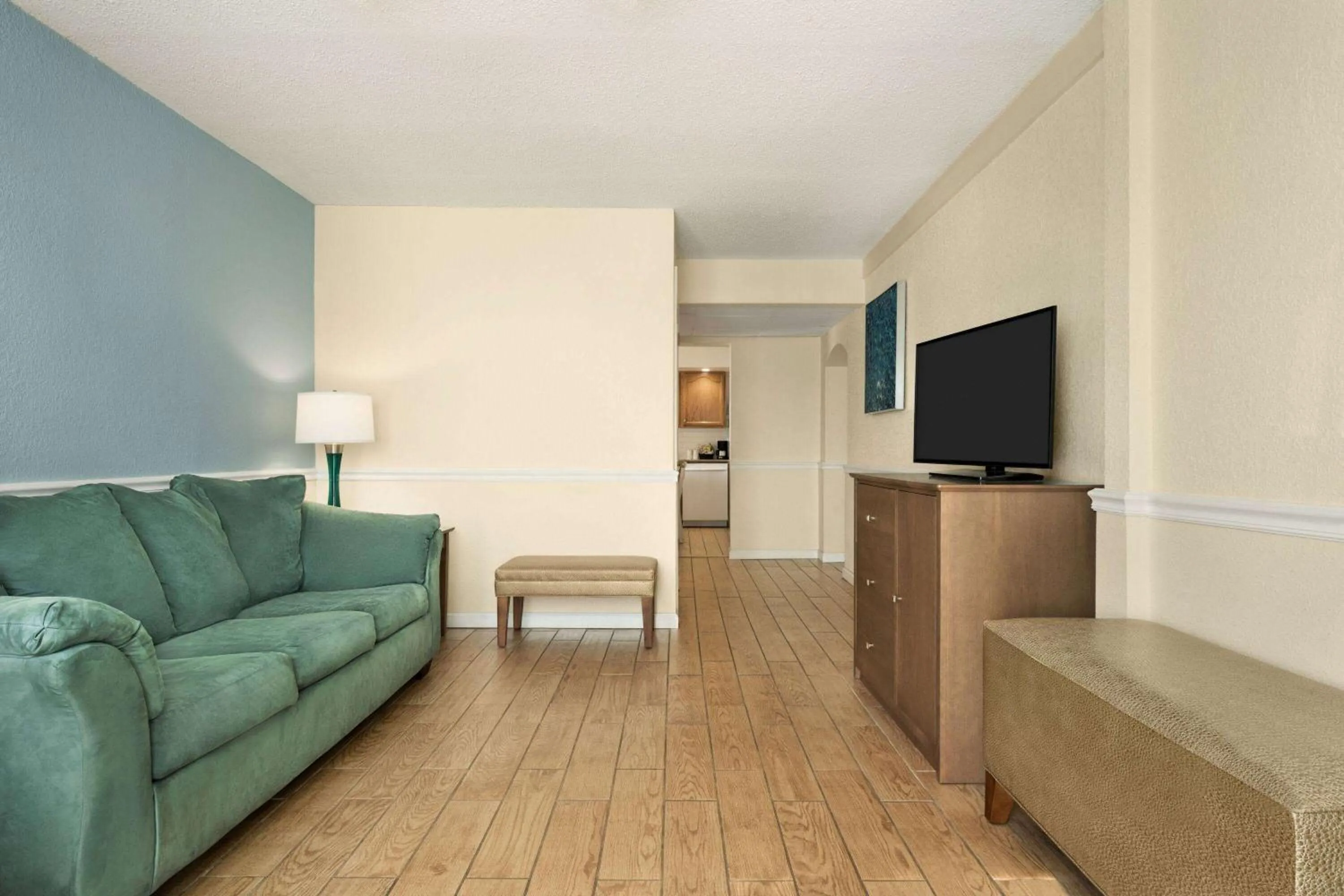 Bed, Seating Area in Days Inn & Suites by Wyndham Wildwood