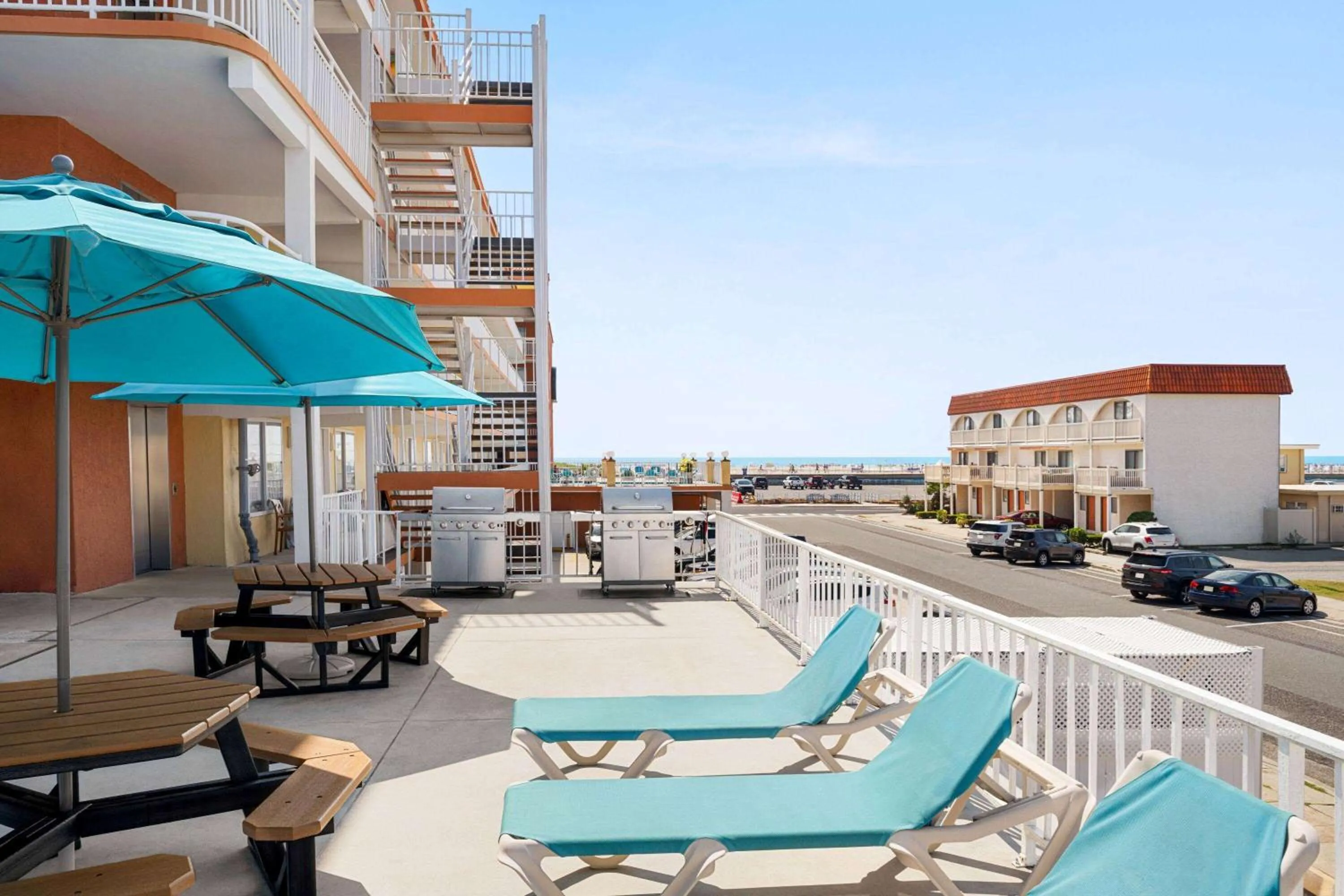 Patio in Days Inn & Suites by Wyndham Wildwood