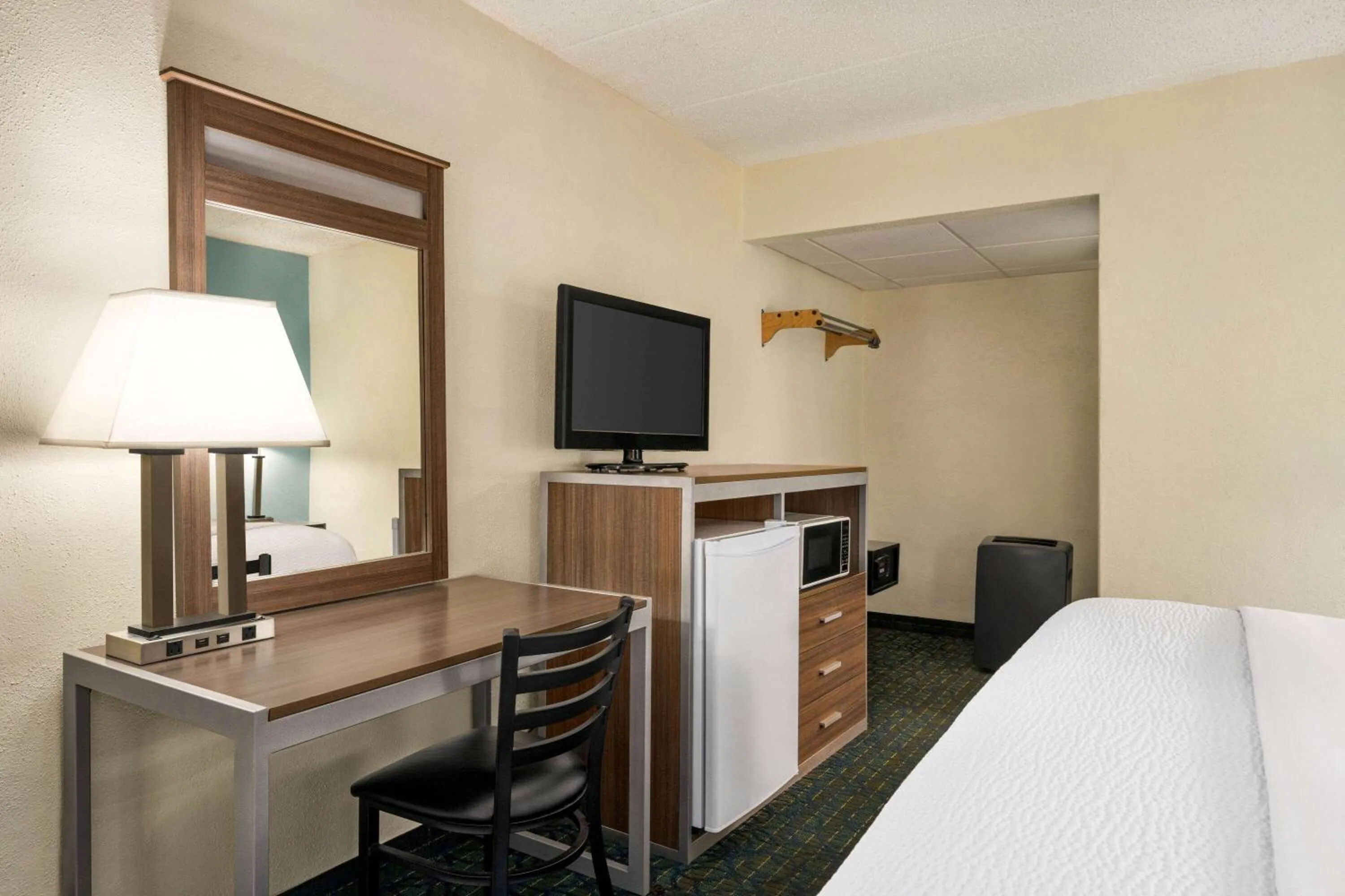 Photo of the whole room, Bed in Days Inn & Suites by Wyndham Wildwood