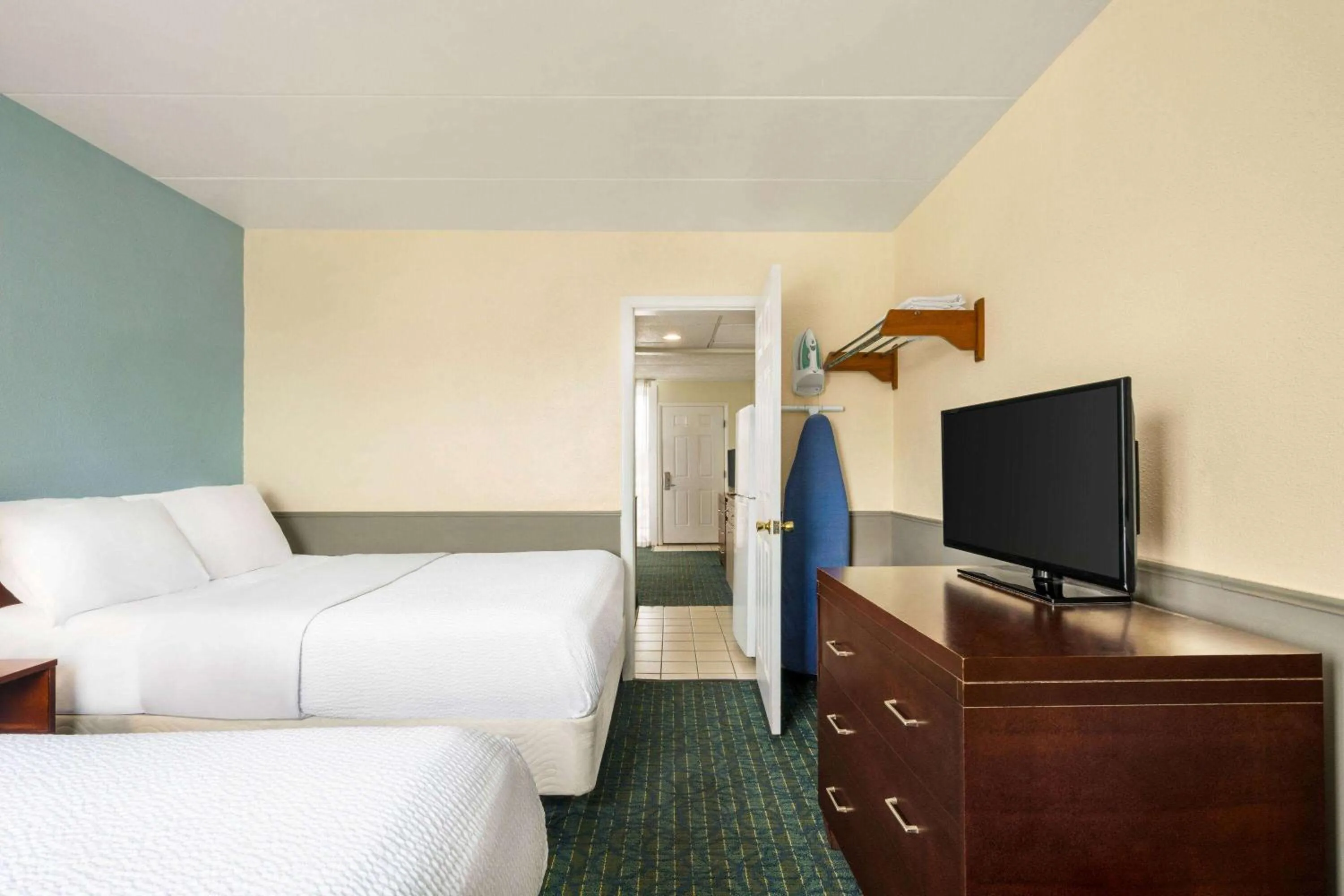 Bed in Days Inn & Suites by Wyndham Wildwood