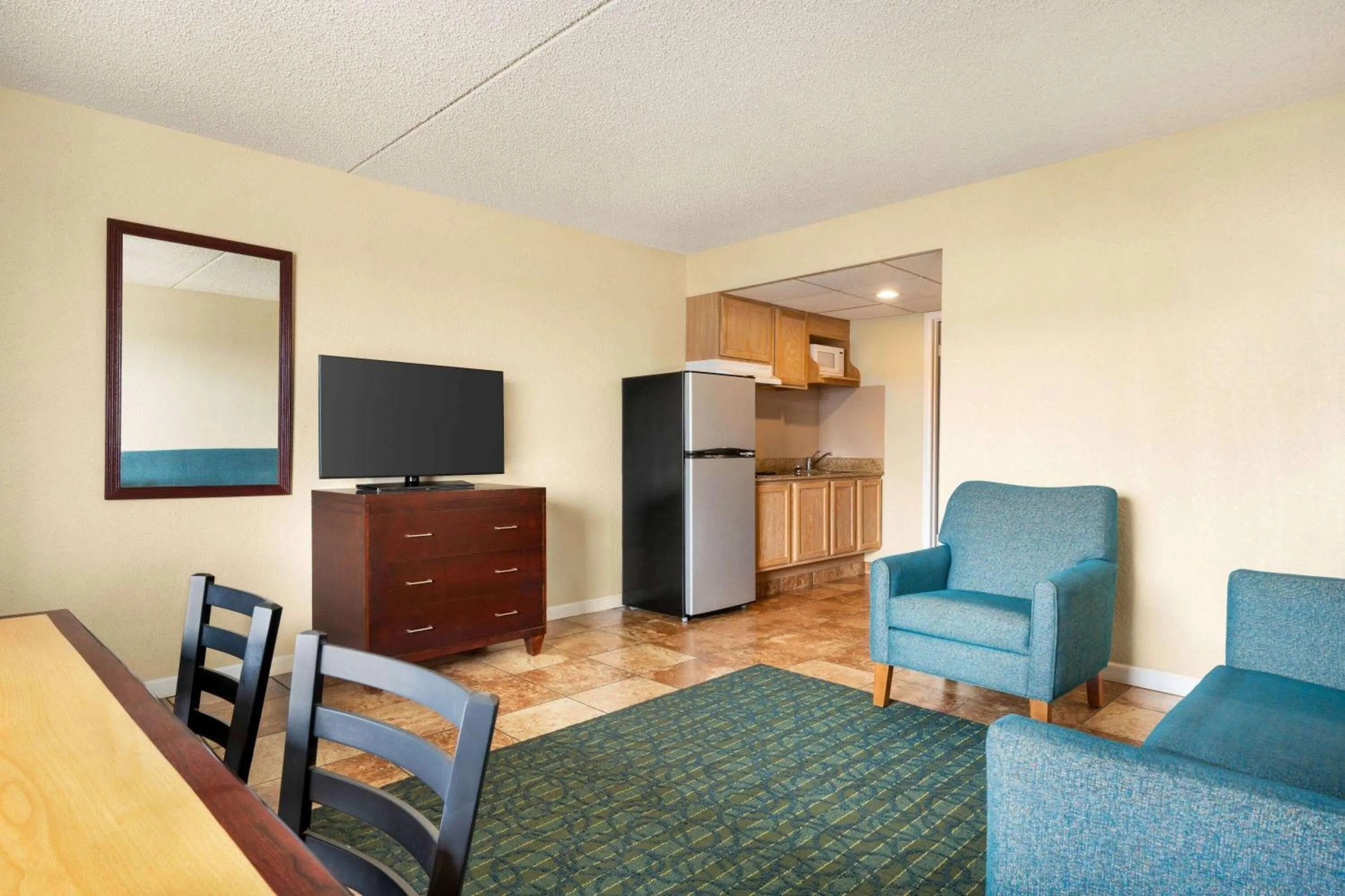 Bed, Seating Area in Days Inn & Suites by Wyndham Wildwood