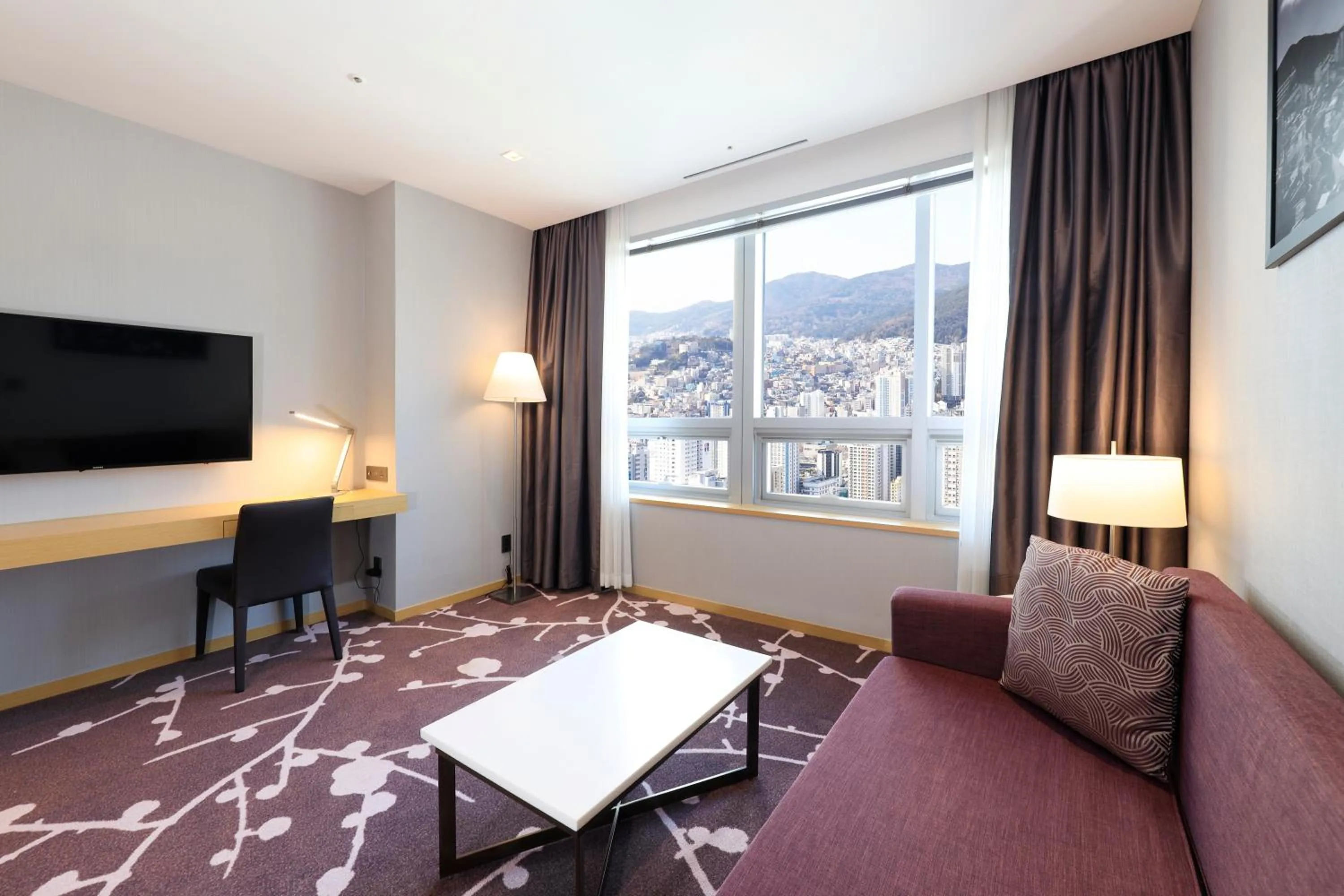 Photo of the whole room in Avani Central Busan