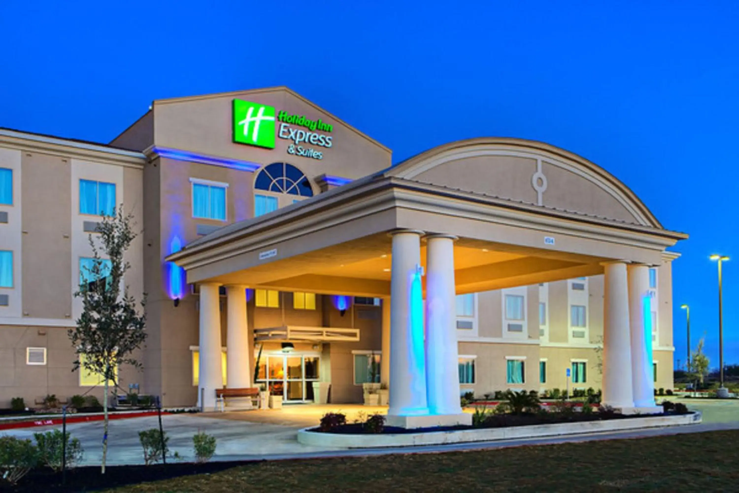 Property building in Holiday Inn Express & Suites Cotulla by IHG Property building in Holiday Inn Express & Suites Cotulla by IHG