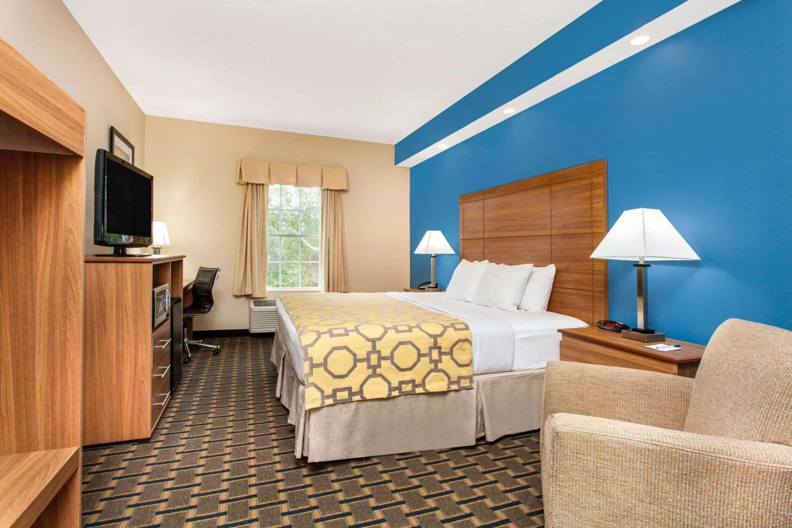 Photo of the whole room, Bed in Baymont by Wyndham Jacksonville/Butler Blvd