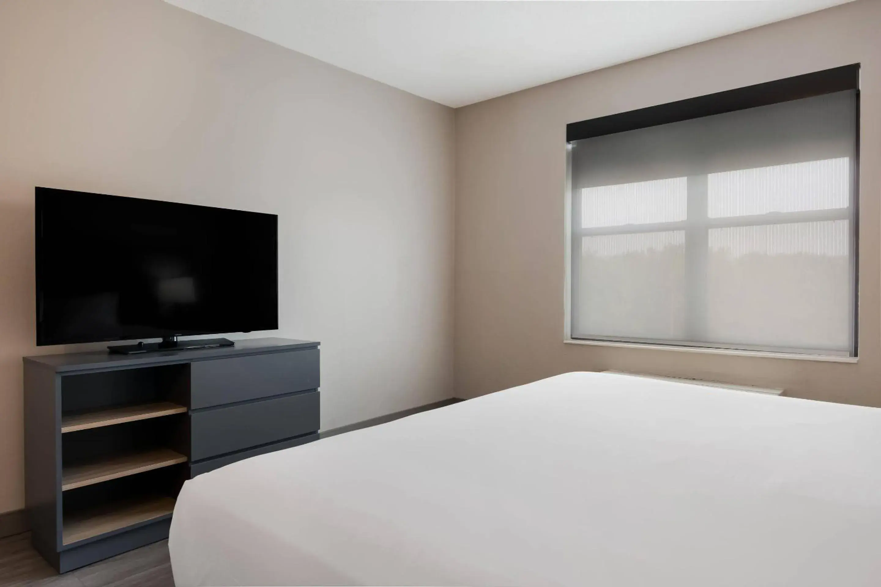 Bedroom, Bed in Country Inn & Suites by Radisson, Harrisburg Northeast - Hershey Bedroom, Bed in Country Inn & Suites by Radisson, Harrisburg Northeast - Hershey