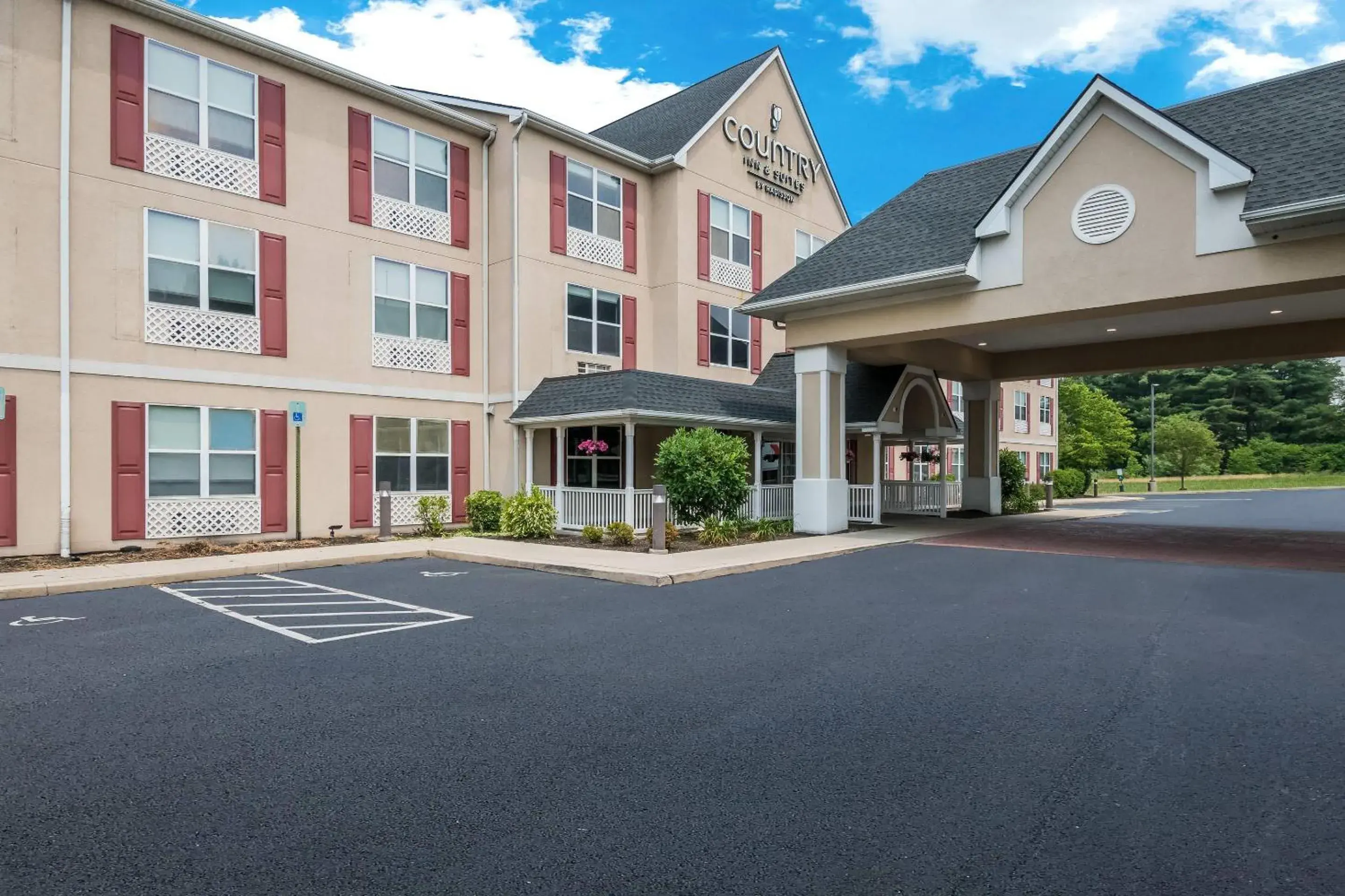 Property building in Country Inn & Suites by Radisson, Harrisburg Northeast - Hershey Property building in Country Inn & Suites by Radisson, Harrisburg Northeast - Hershey