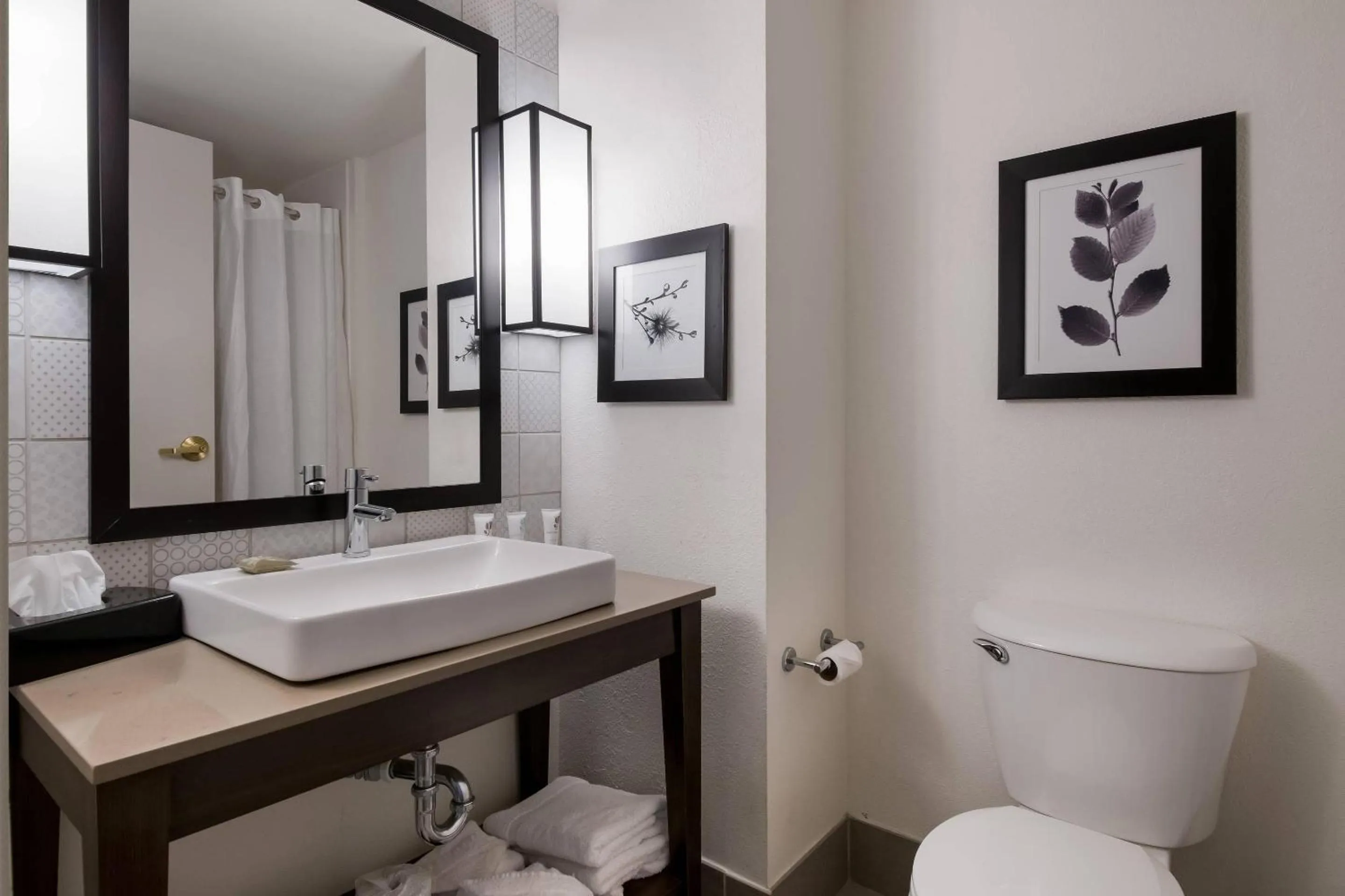 Bedroom in Country Inn & Suites by Radisson, Harrisburg Northeast - Hershey