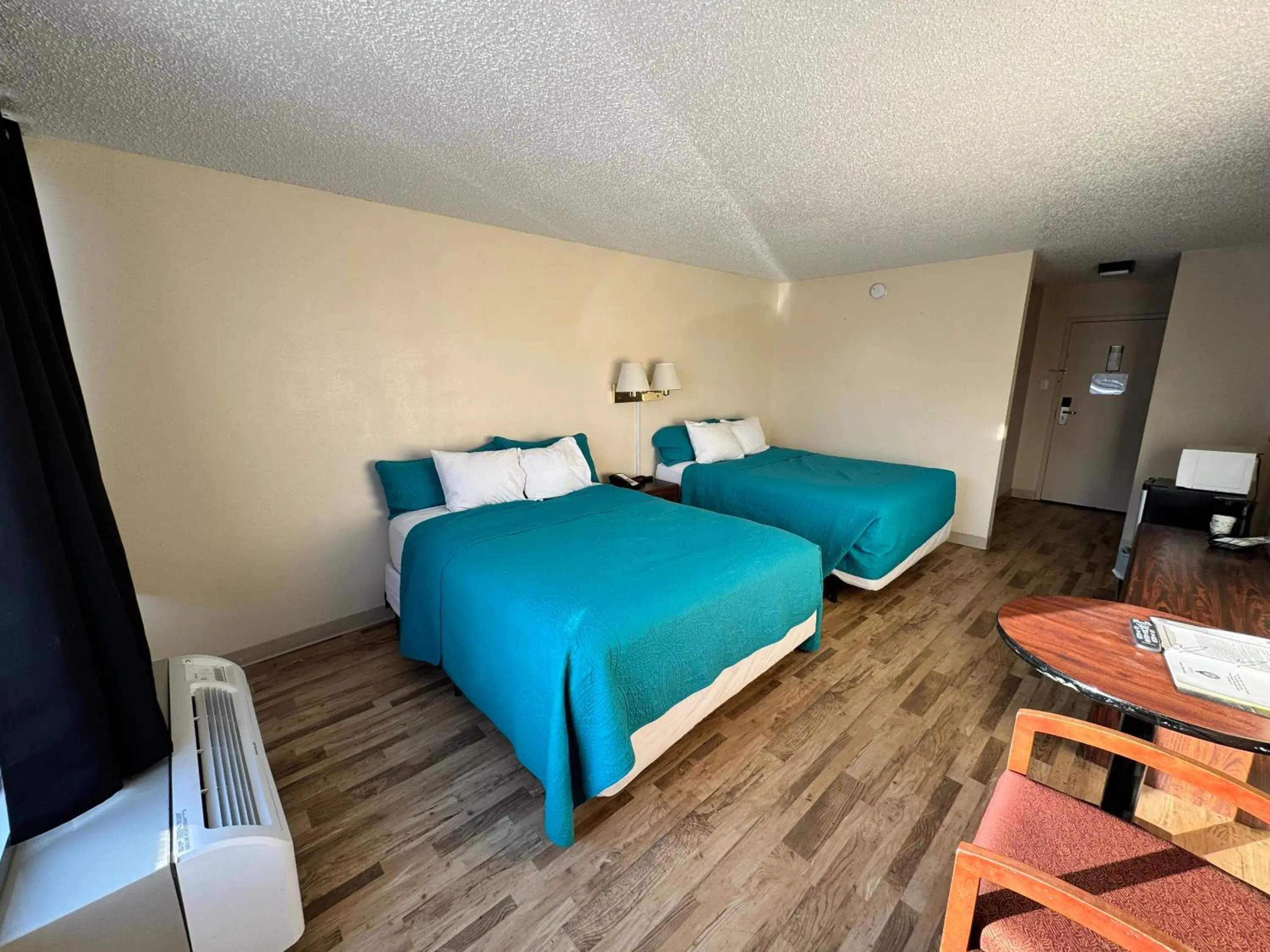 Standard Queen Room with Two Queen Beds in Hot Springs Hotel & Spa Standard Queen Room with Two Queen Beds in Hot Springs Hotel & Spa