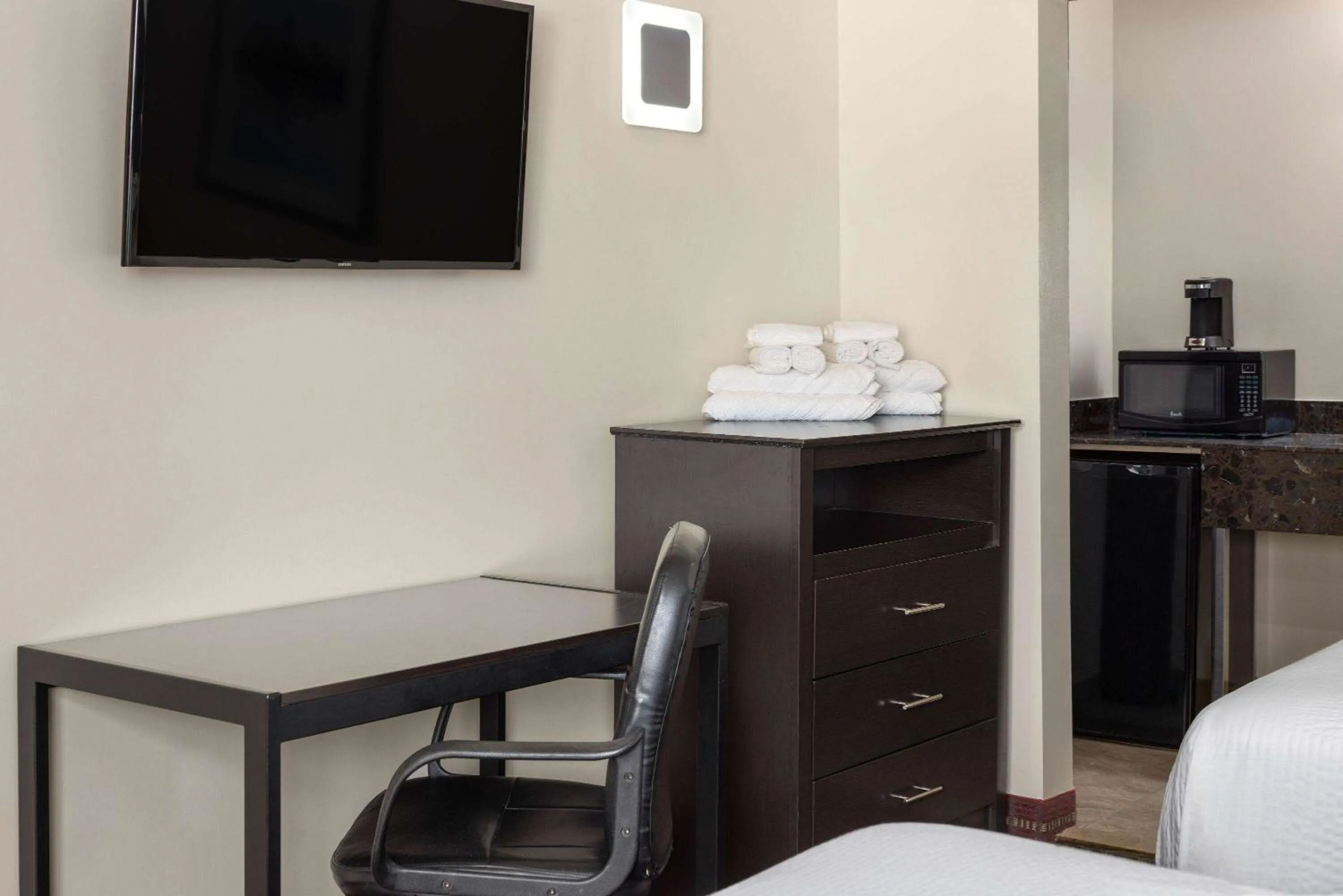 Photo of the whole room, Bed in Travelodge by Wyndham Manhasset