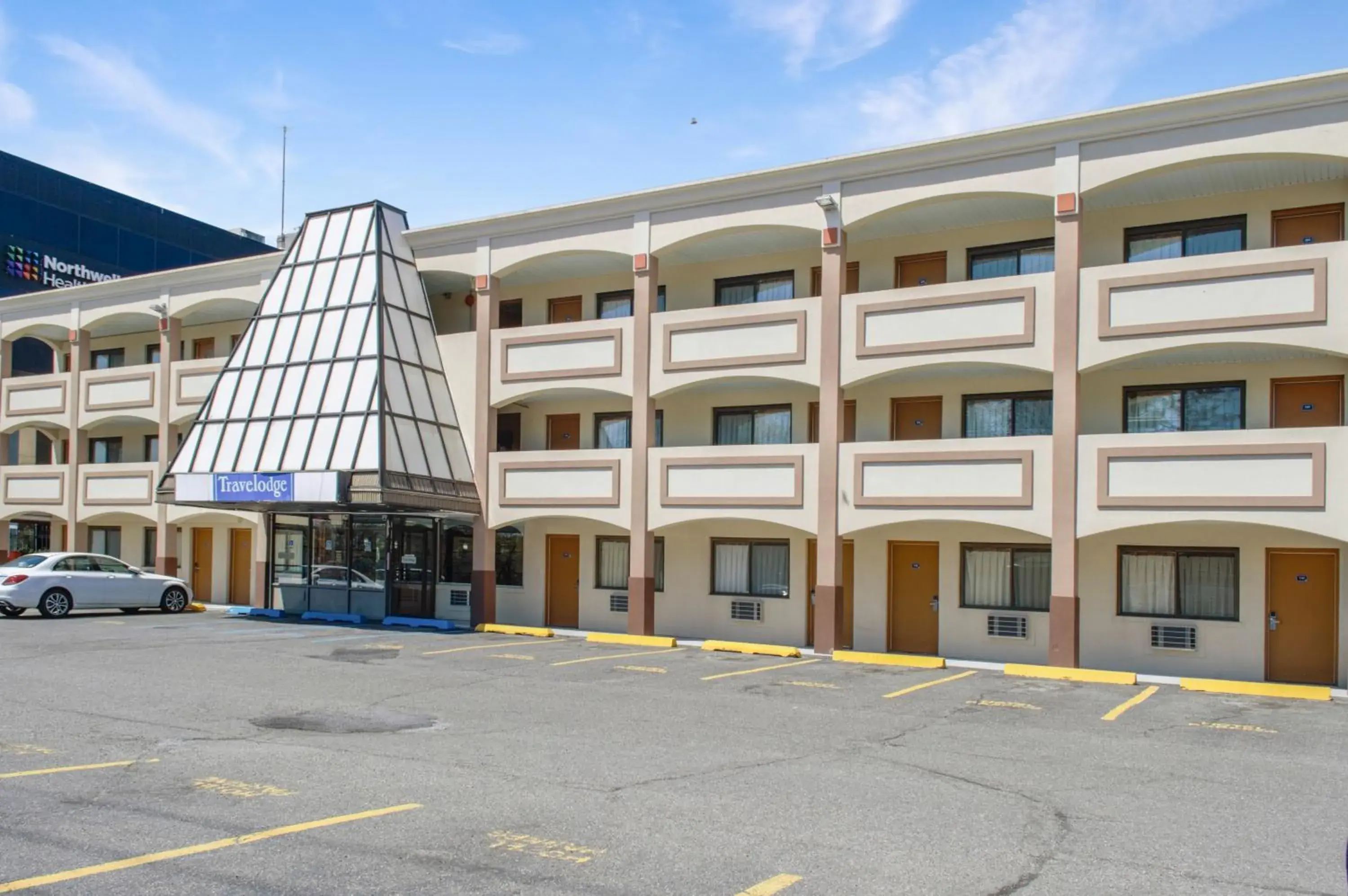 Property building in Travelodge by Wyndham Manhasset Property building in Travelodge by Wyndham Manhasset