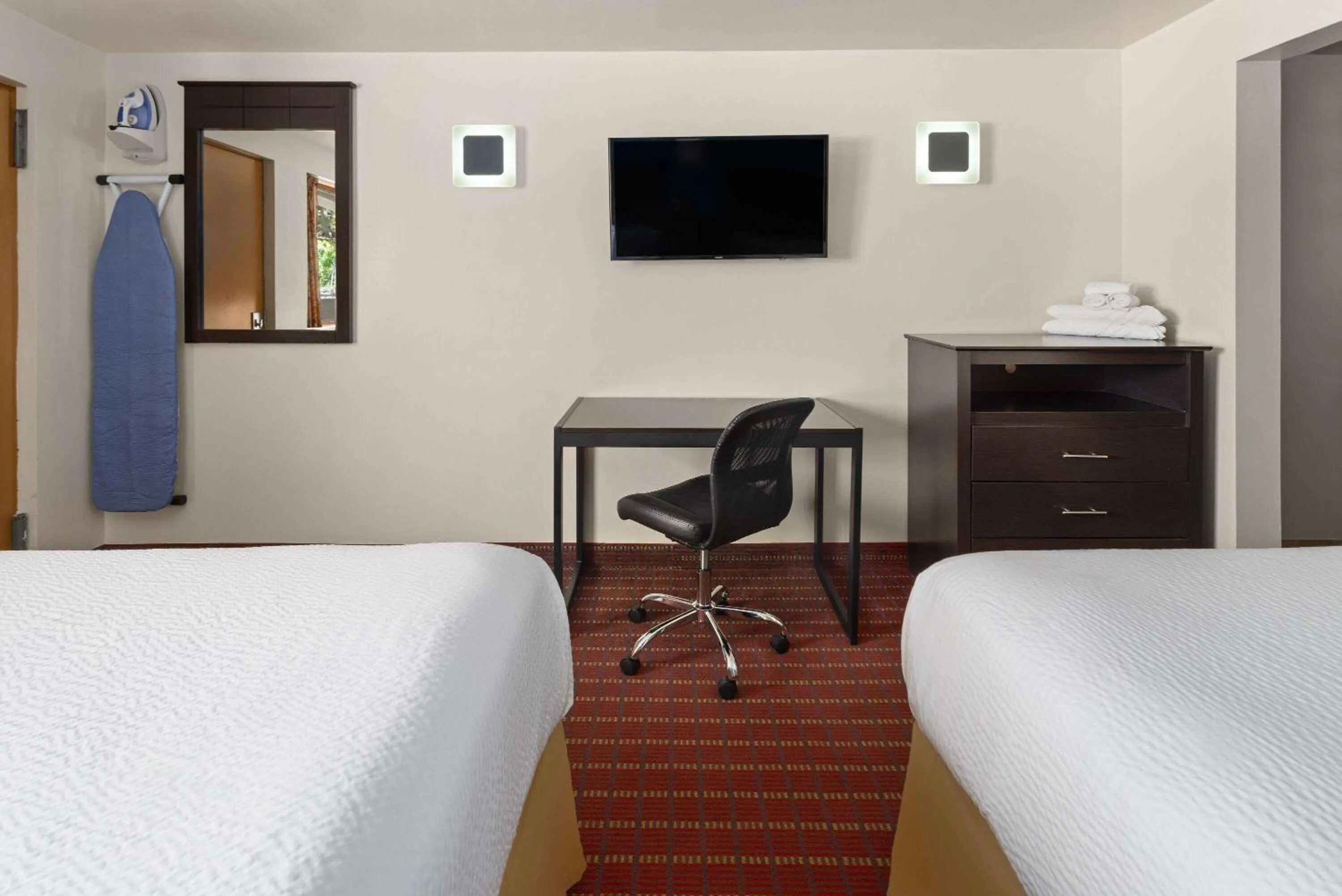 Photo of the whole room, Bed in Travelodge by Wyndham Manhasset