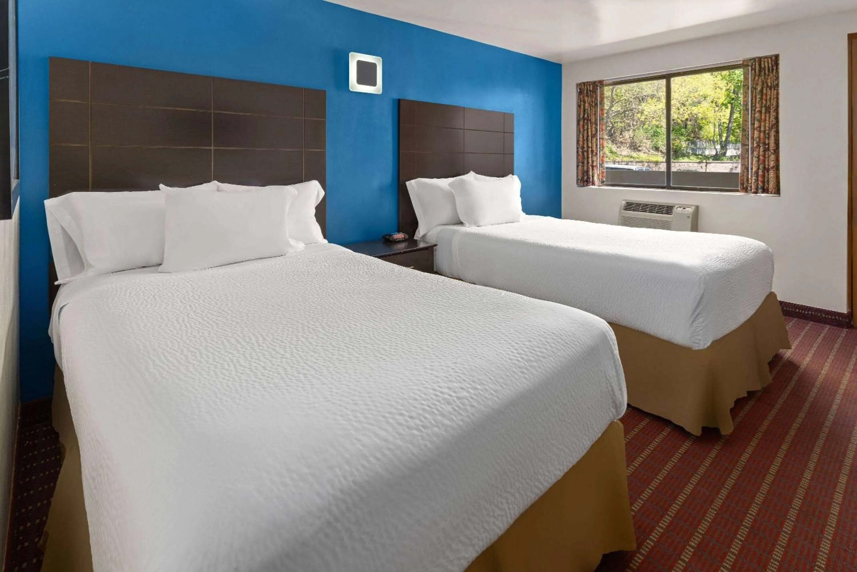 Photo of the whole room, Bed in Travelodge by Wyndham Manhasset