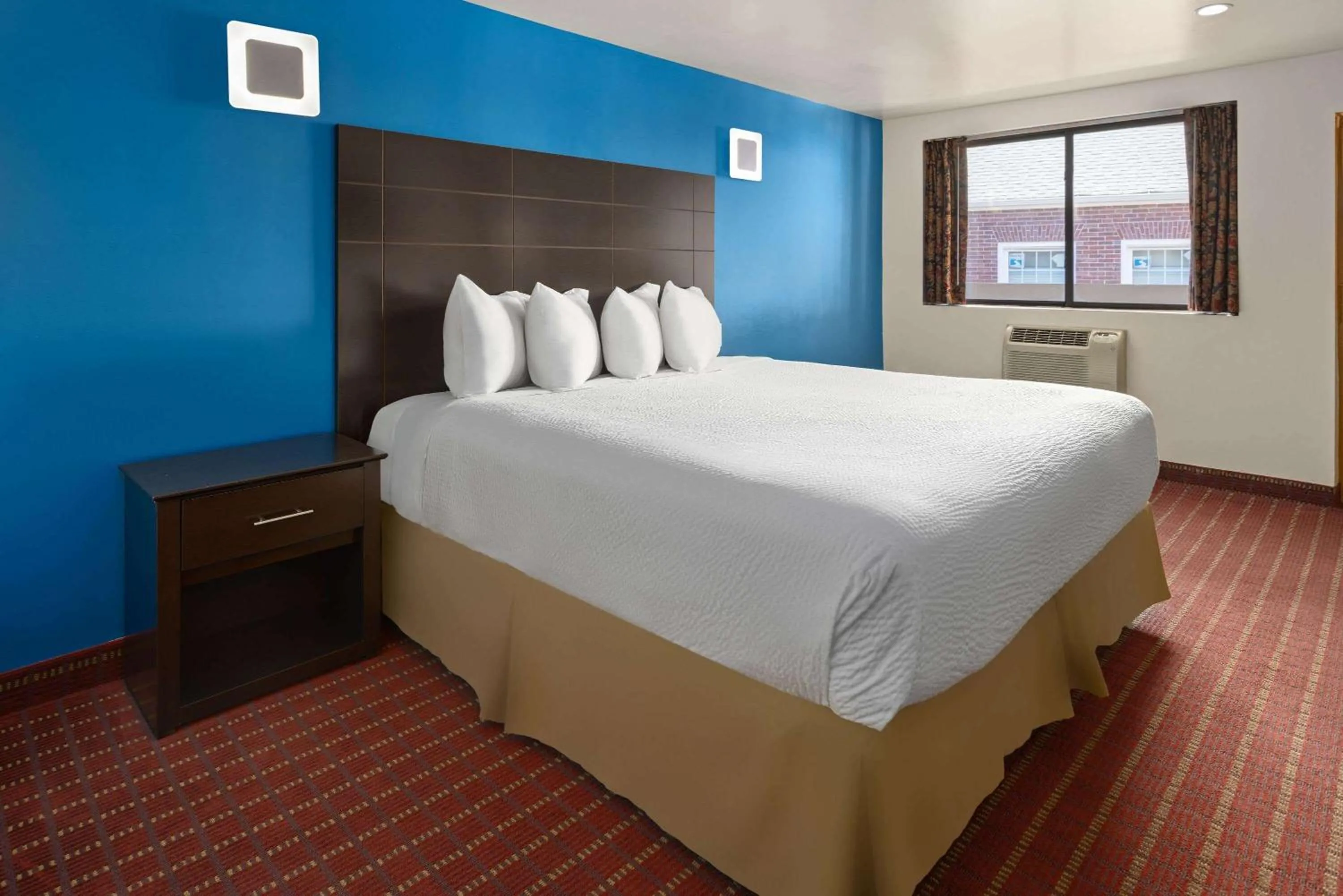 Photo of the whole room, Bed in Travelodge by Wyndham Manhasset