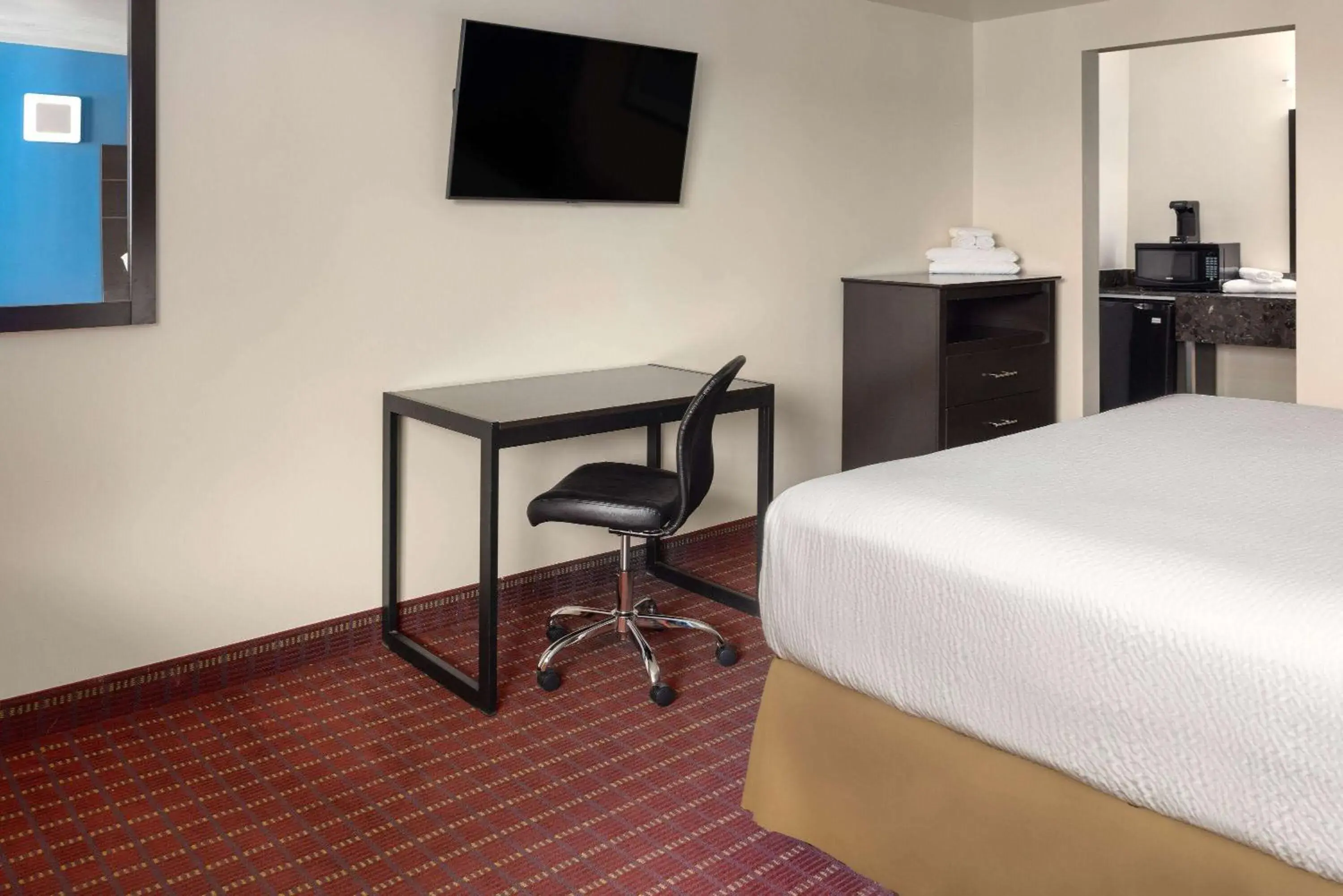 Photo of the whole room, Bed in Travelodge by Wyndham Manhasset Photo of the whole room, Bed in Travelodge by Wyndham Manhasset