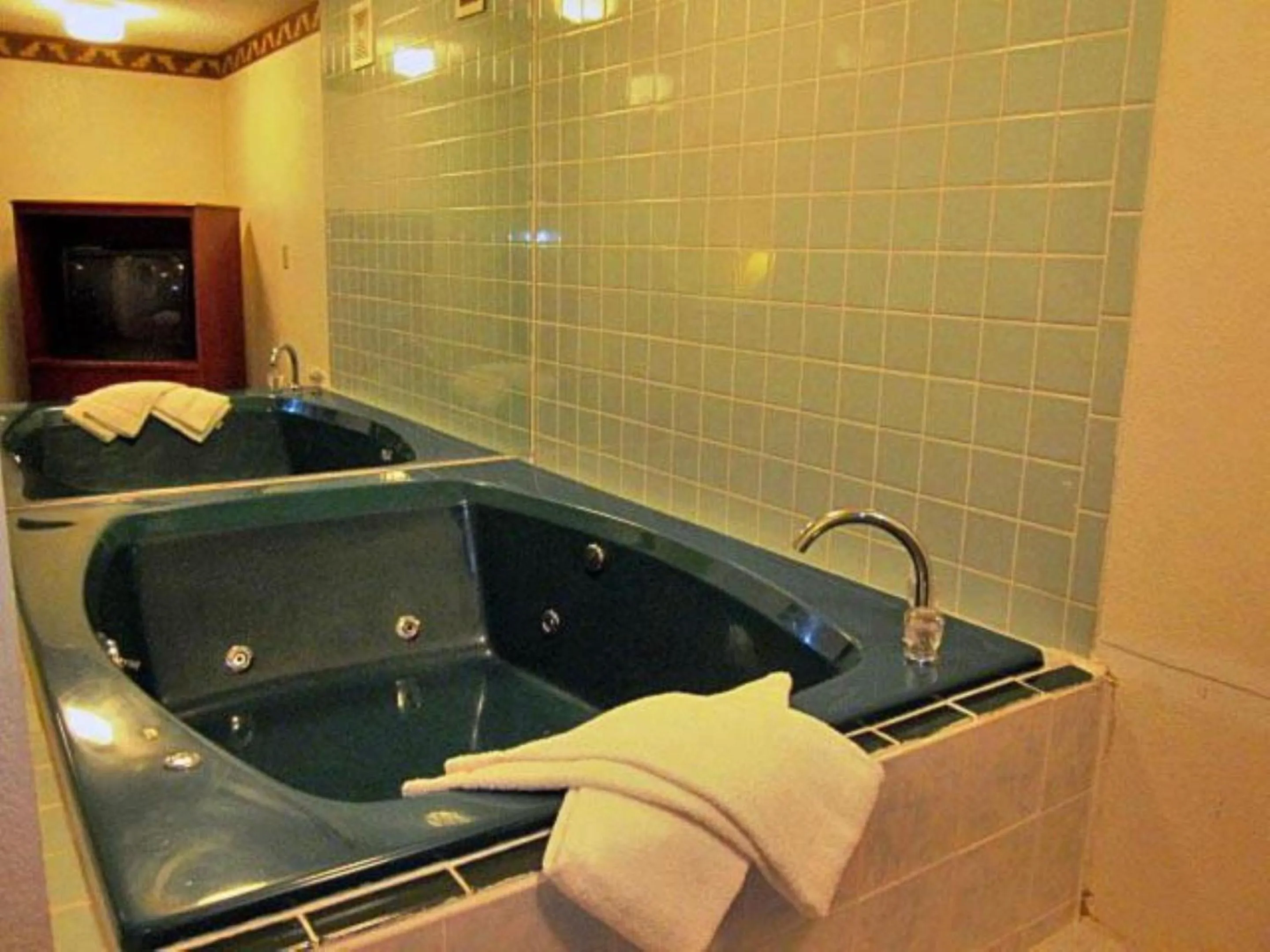 Hot Tub in Motel 6-Troy, OH