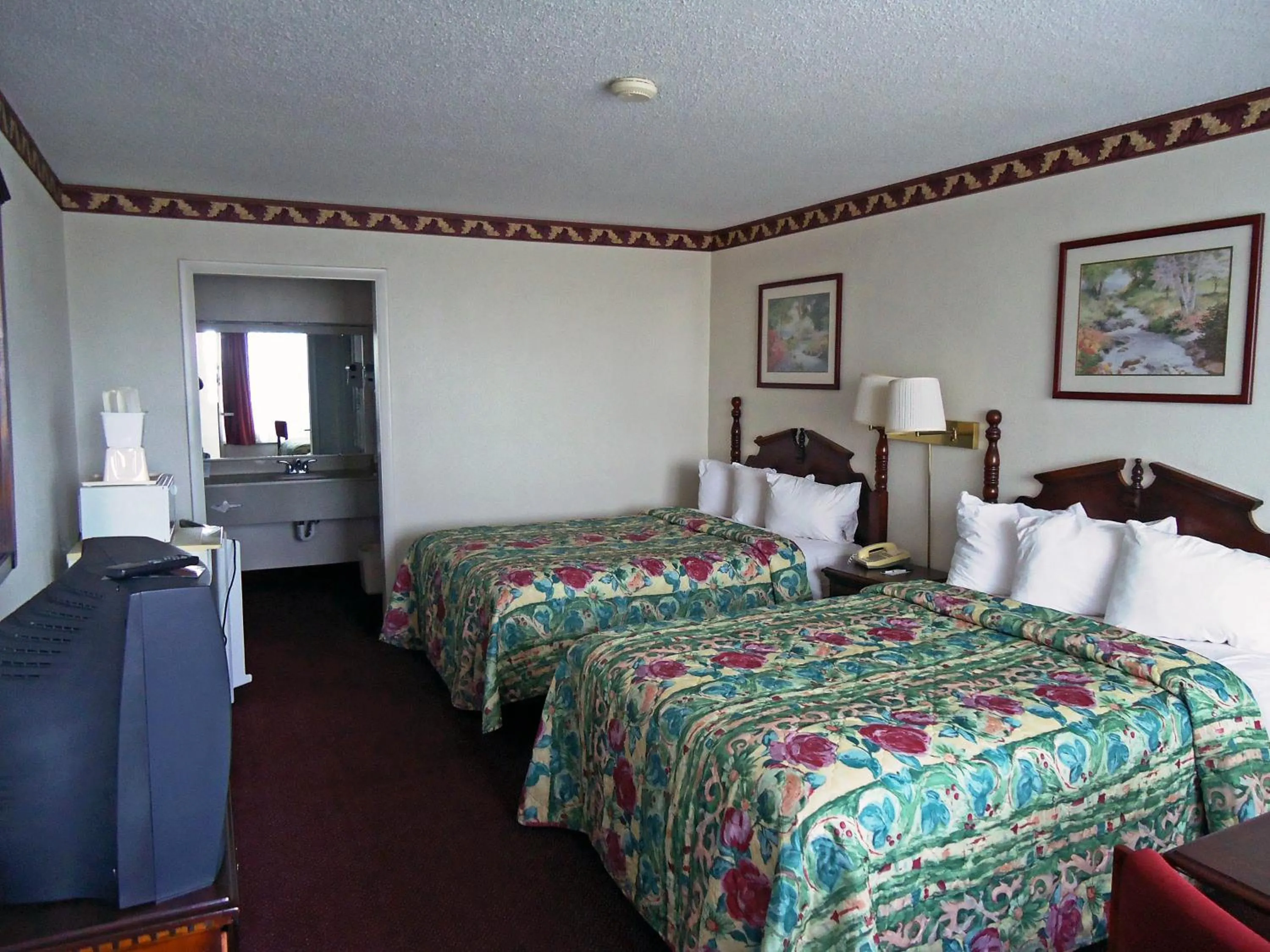 Bedroom, Bed in Motel 6-Troy, OH