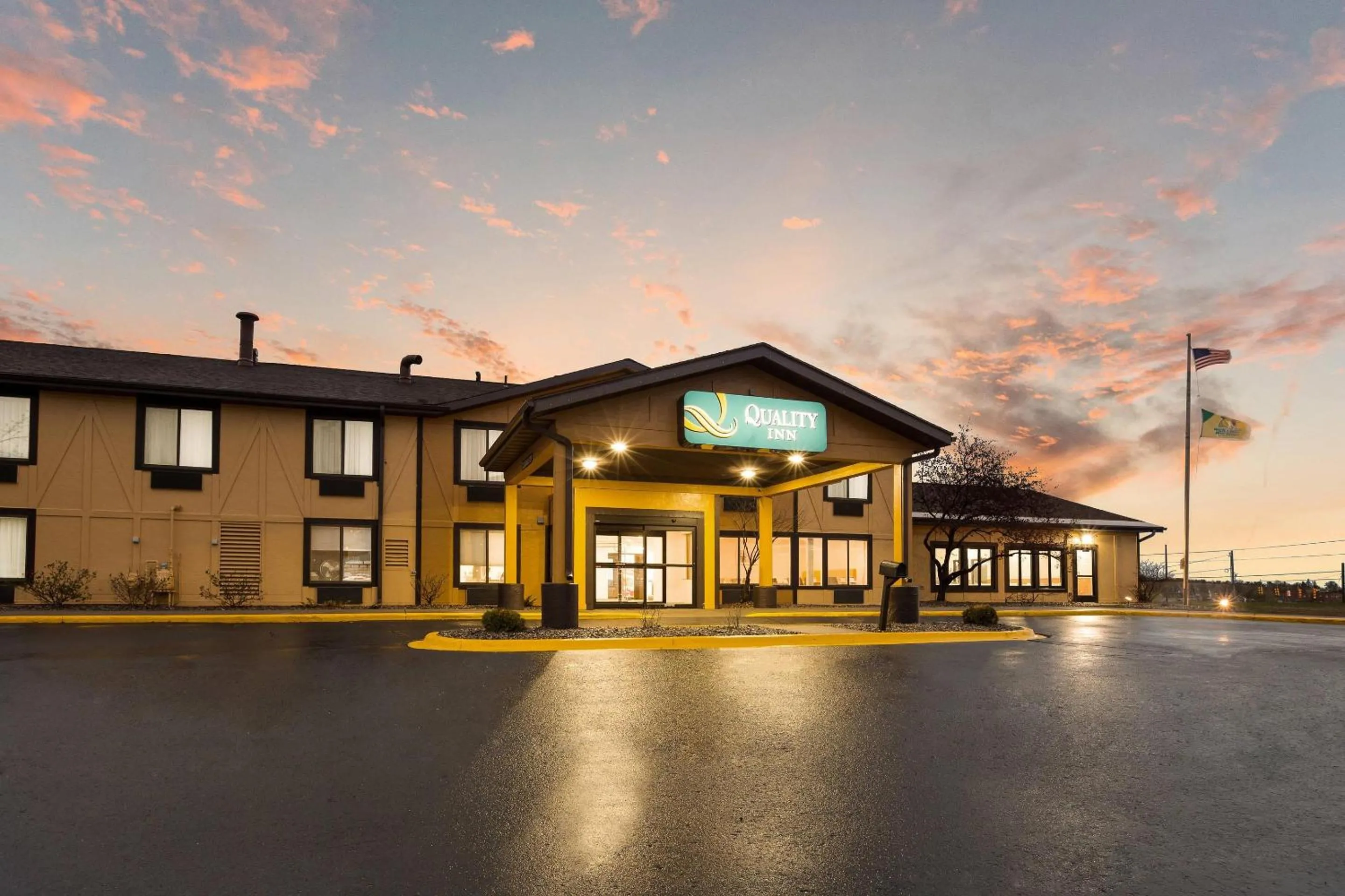 Property building in Quality Inn Marquette