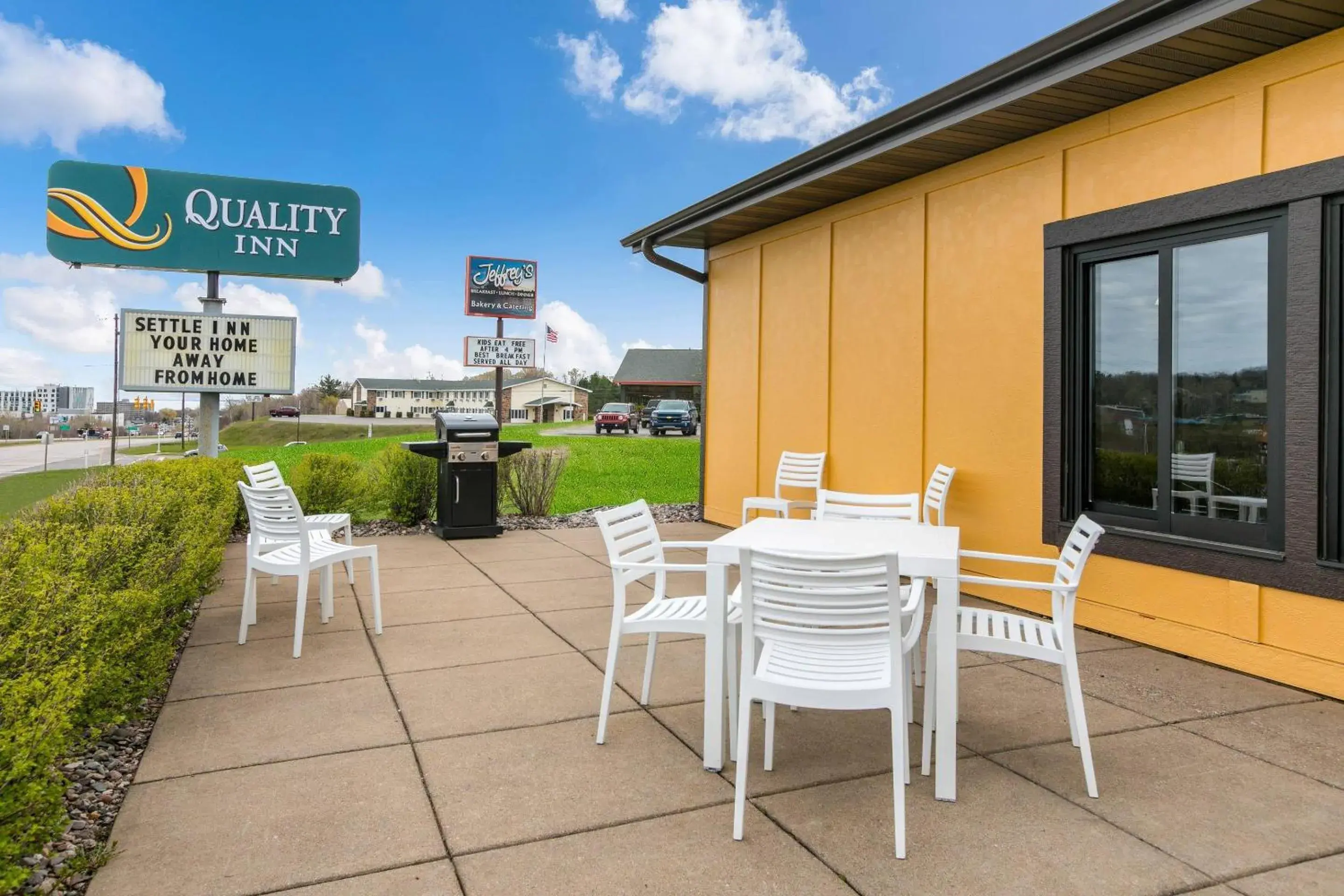 Swimming pool in Quality Inn Swimming pool in Quality Inn