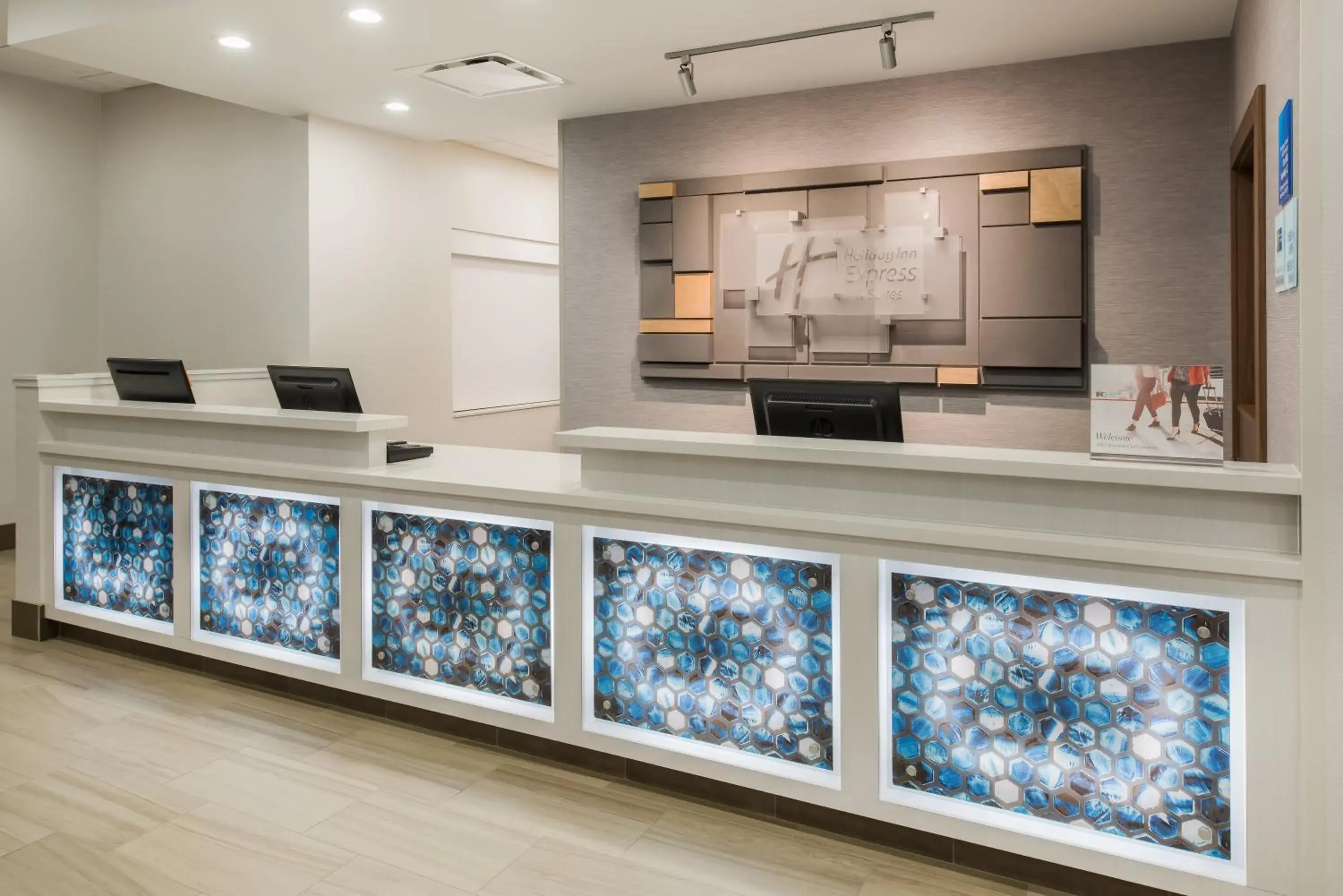 Property building in Holiday Inn Express & Suites West Plains Southwest by IHG Property building in Holiday Inn Express & Suites West Plains Southwest by IHG