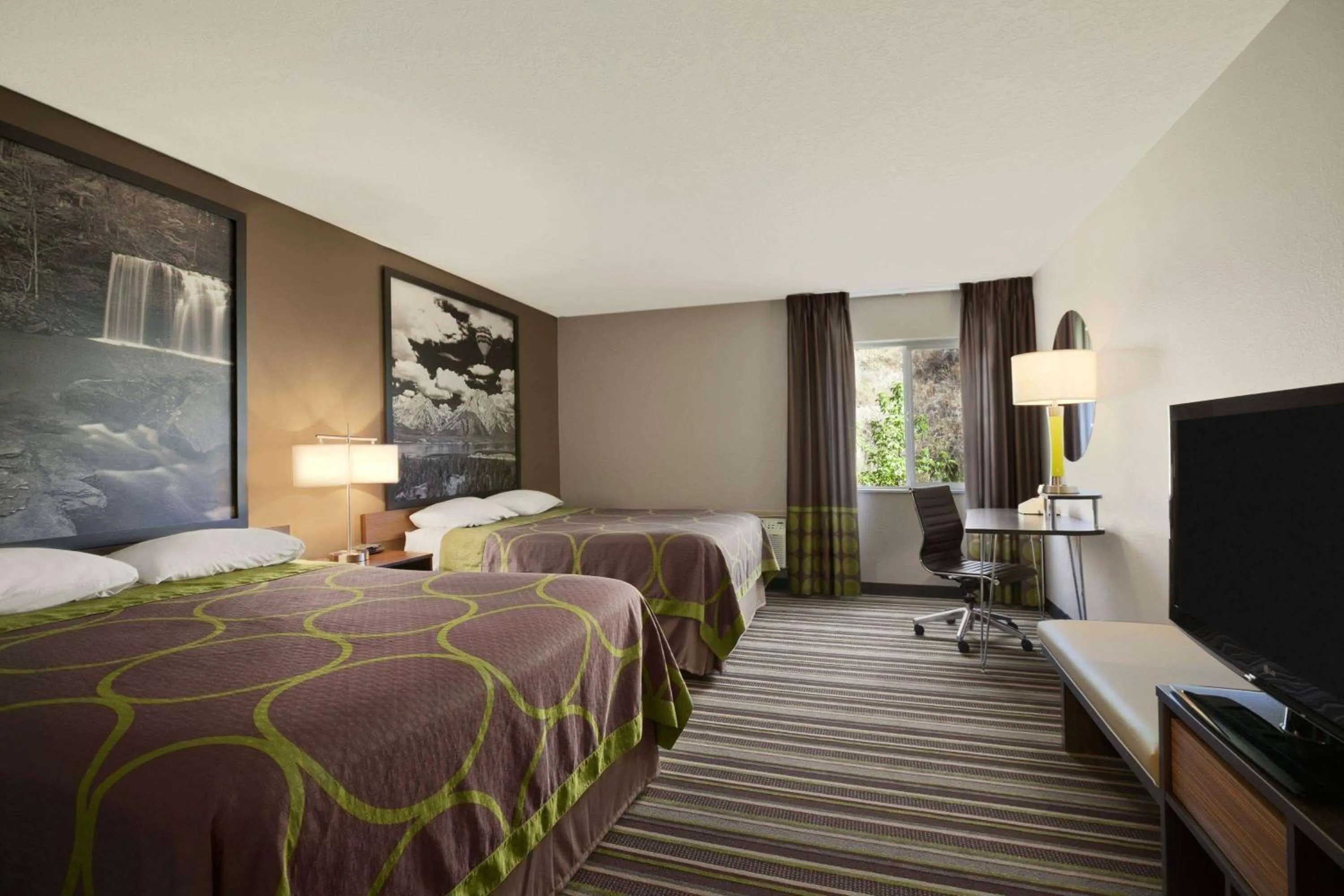 Photo of the whole room, Bed in Super 8 by Wyndham Pocatello