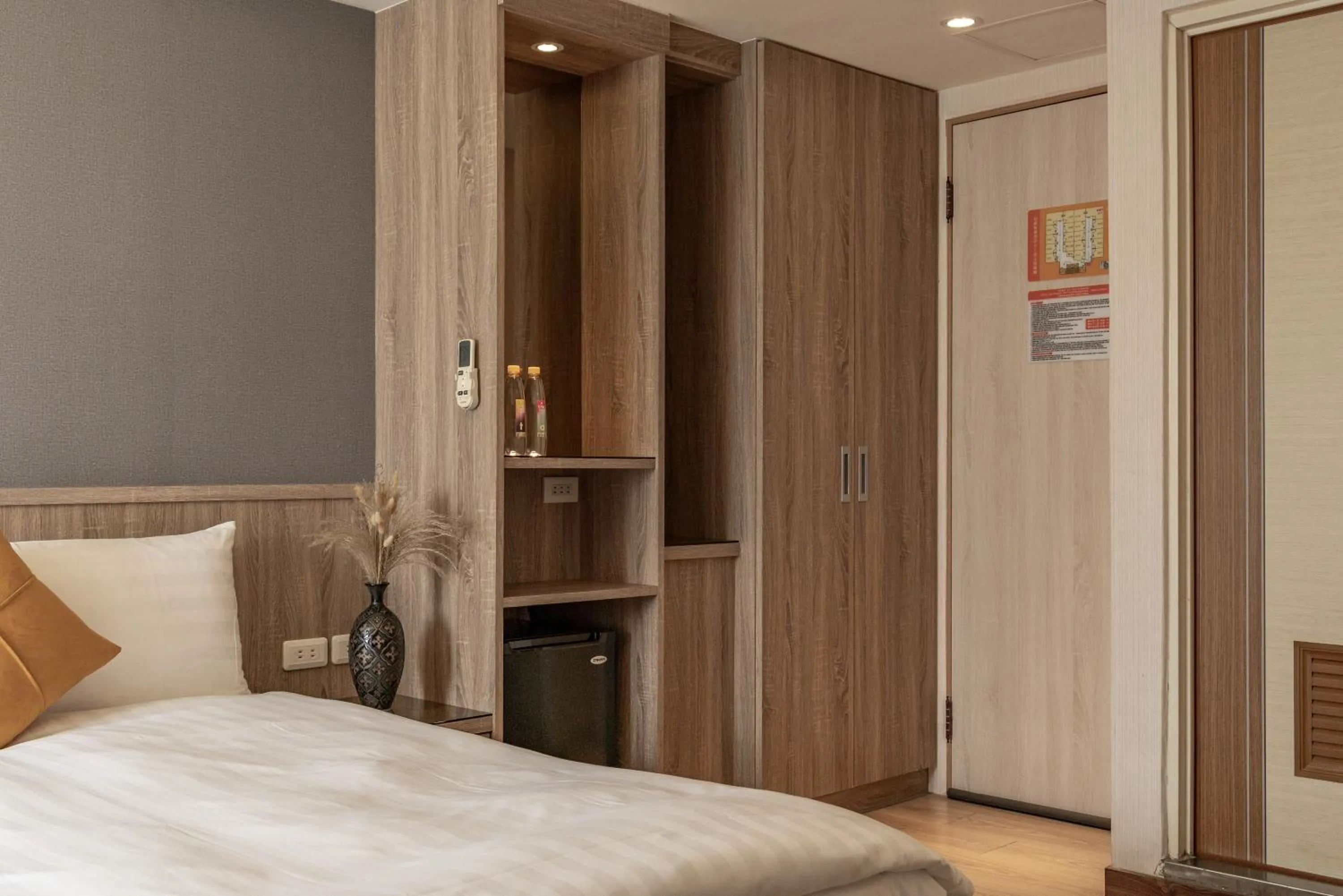 Photo of the whole room, Bed in Chillax Inn 知樂愛河館