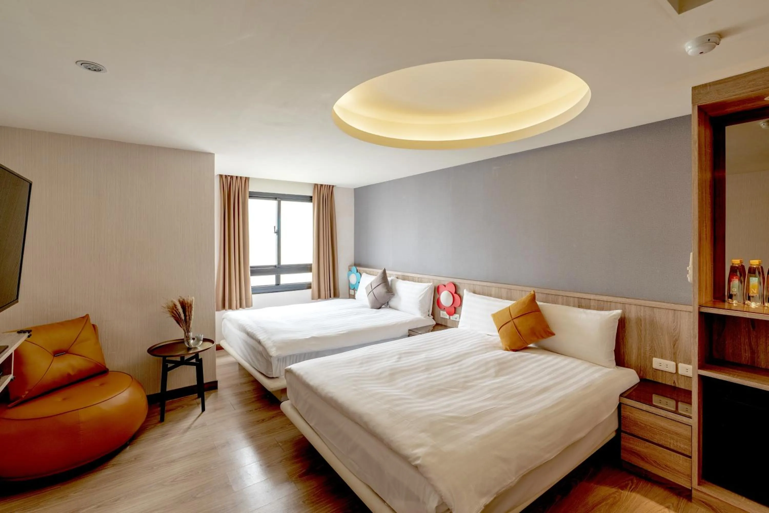 Photo of the whole room, Bed in Chillax Inn 知樂愛河館