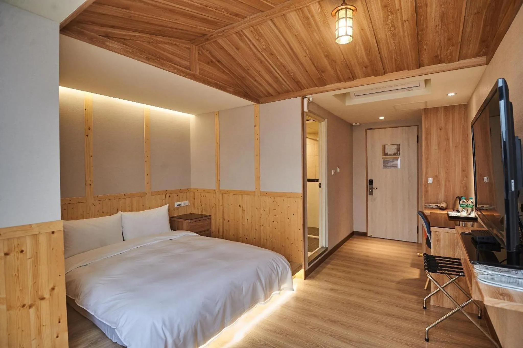 Photo of the whole room, Bed in Chillax Inn 知樂愛河館