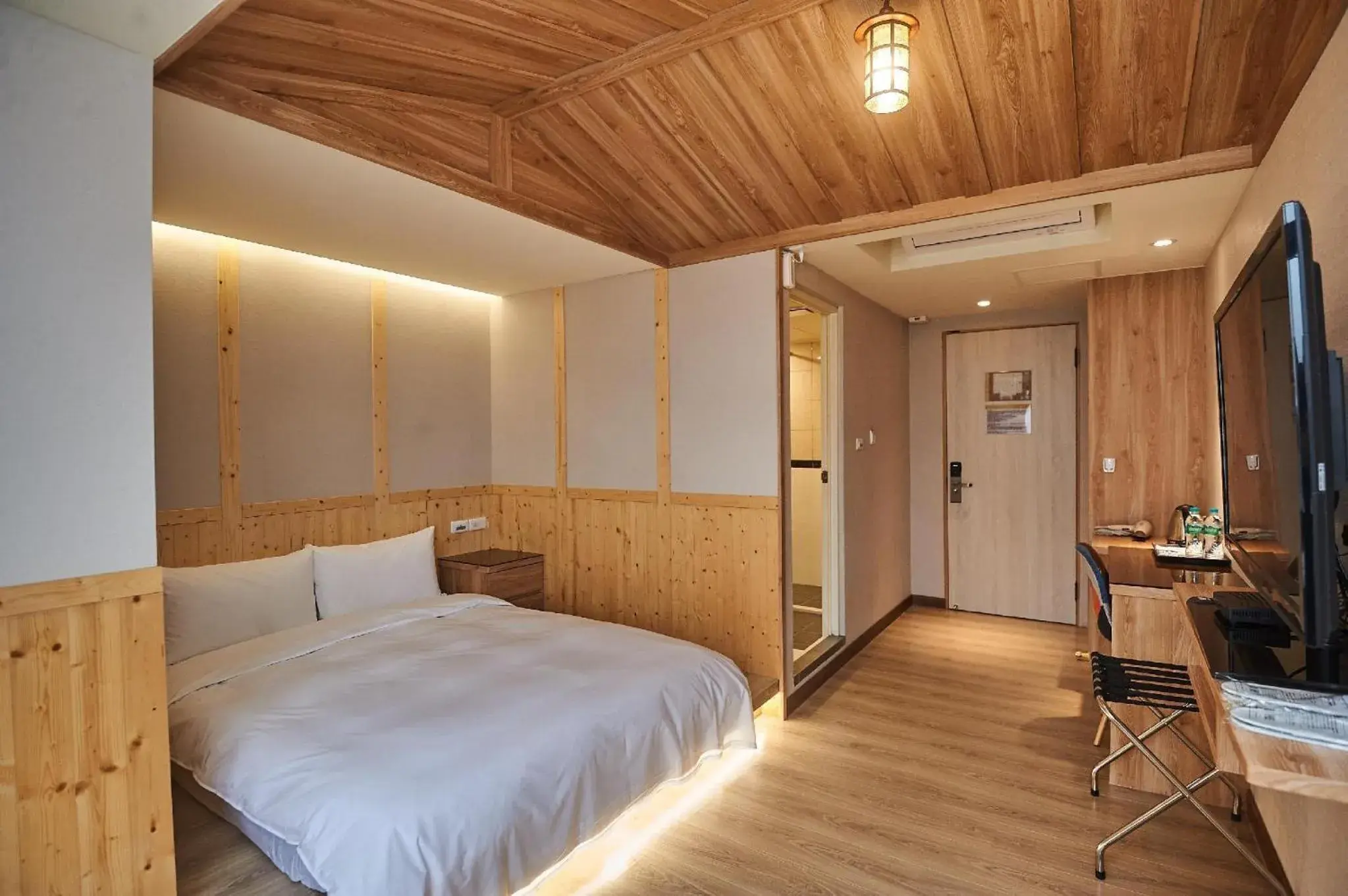 Photo of the whole room, Bed in Chillax Inn 知樂愛河館 Photo of the whole room, Bed in Chillax Inn 知樂愛河館