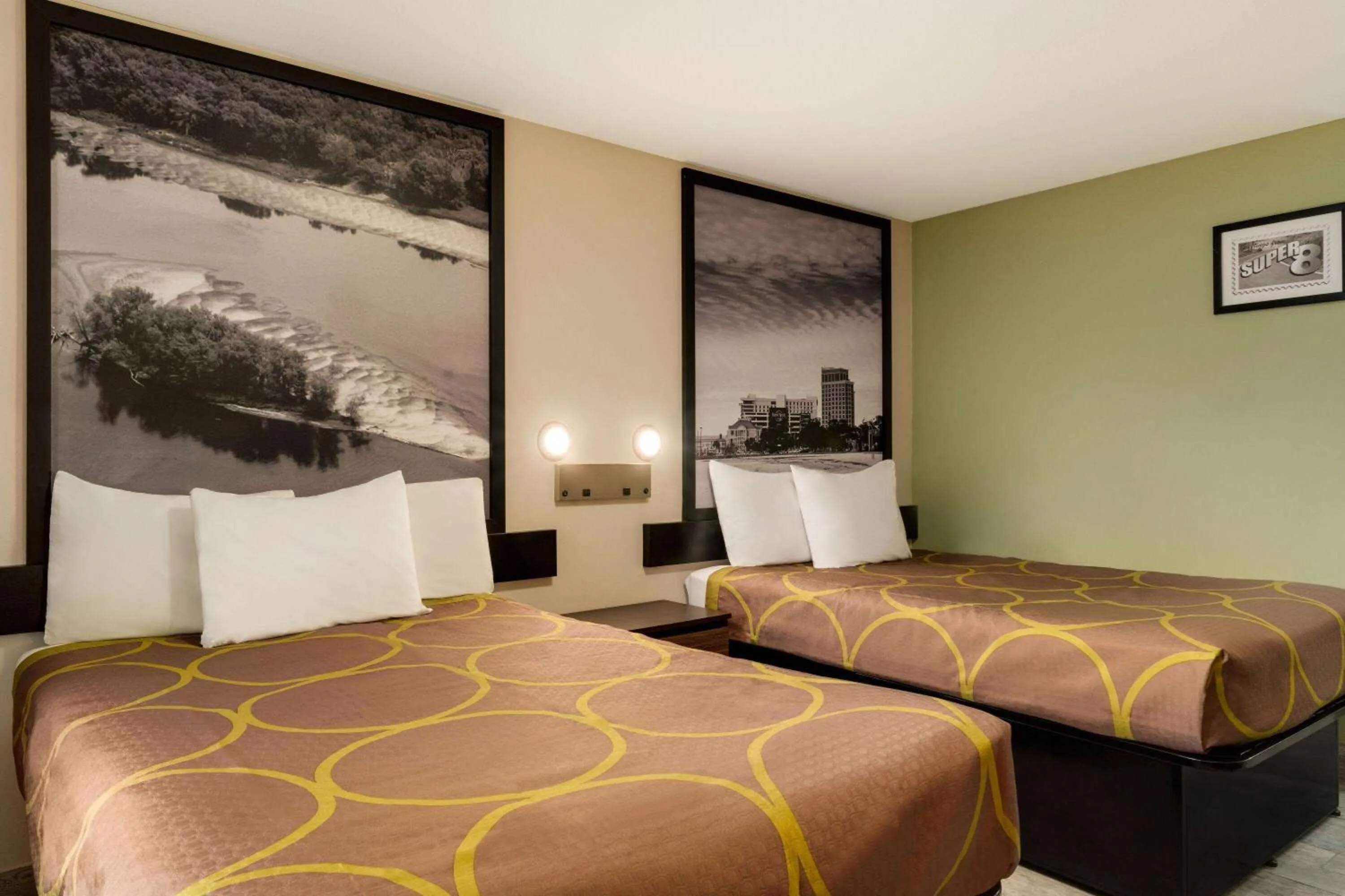 Photo of the whole room, Bed in Super 8 by Wyndham Ocean Springs Biloxi