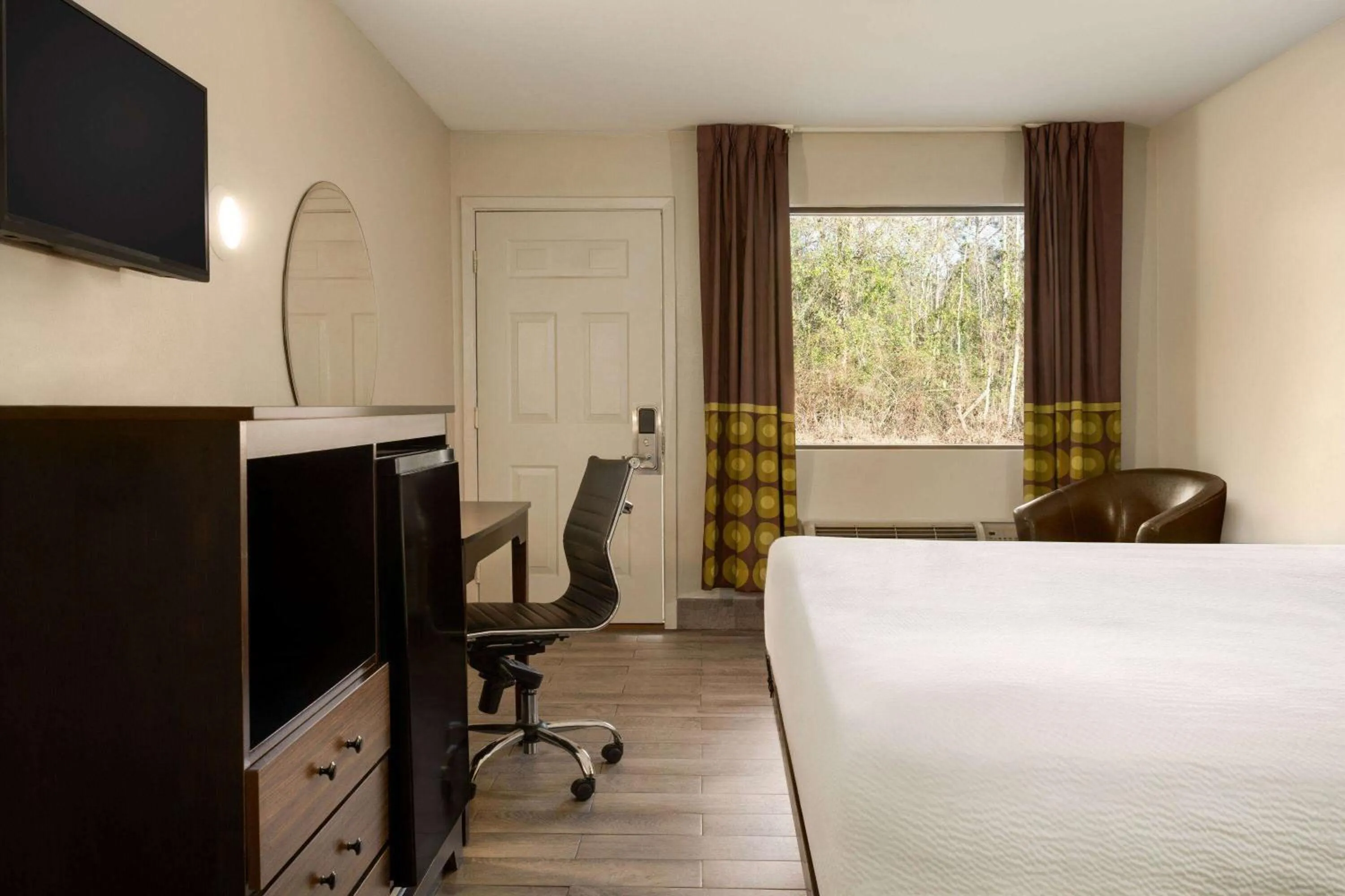 Photo of the whole room, Bed in Super 8 by Wyndham Ocean Springs Biloxi